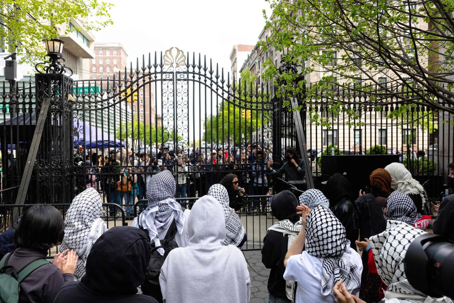 طلاب متظاهرون مؤيدون للفلسطينيين يهتفون بالقرب من مدخل جامعة كولومبيا في 30 أبريل 2024 في مدينة نيويورك (أ.ف.ب)