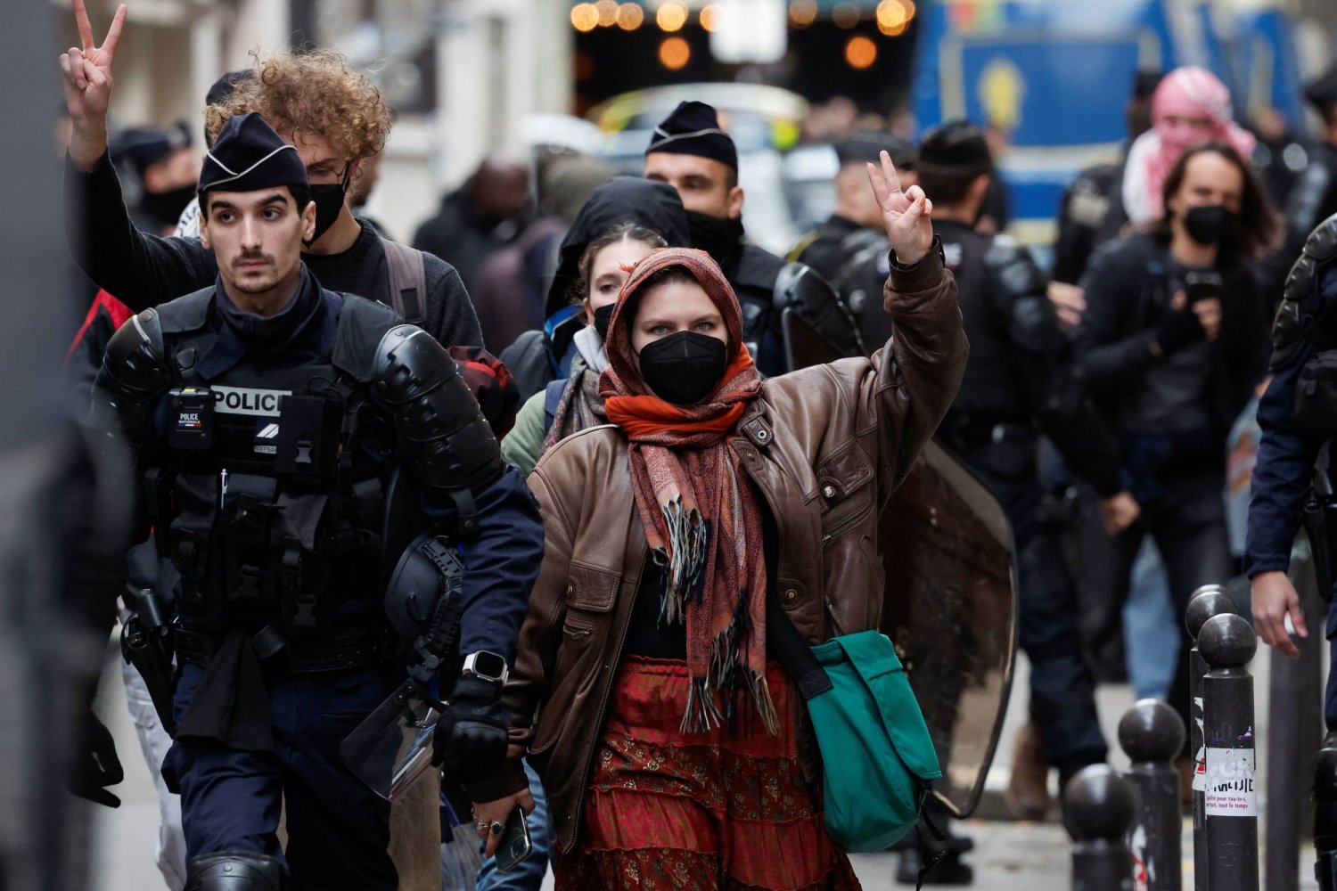 الشرطة الفرنسية تصطحب المحتجين من داخل اعتصام جامعة «ساينس بو» في ليون (رويترز)