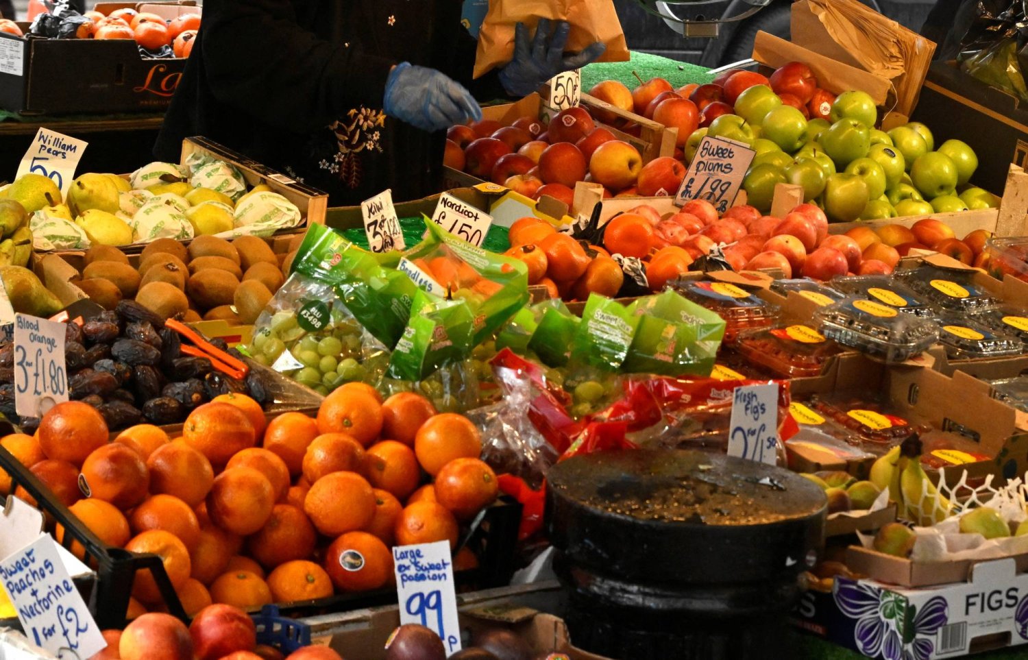 عرض المنتجات الطازجة في كشك للفواكه والخضراوات على طريق بورتوبيللو في لندن (رويترز)
