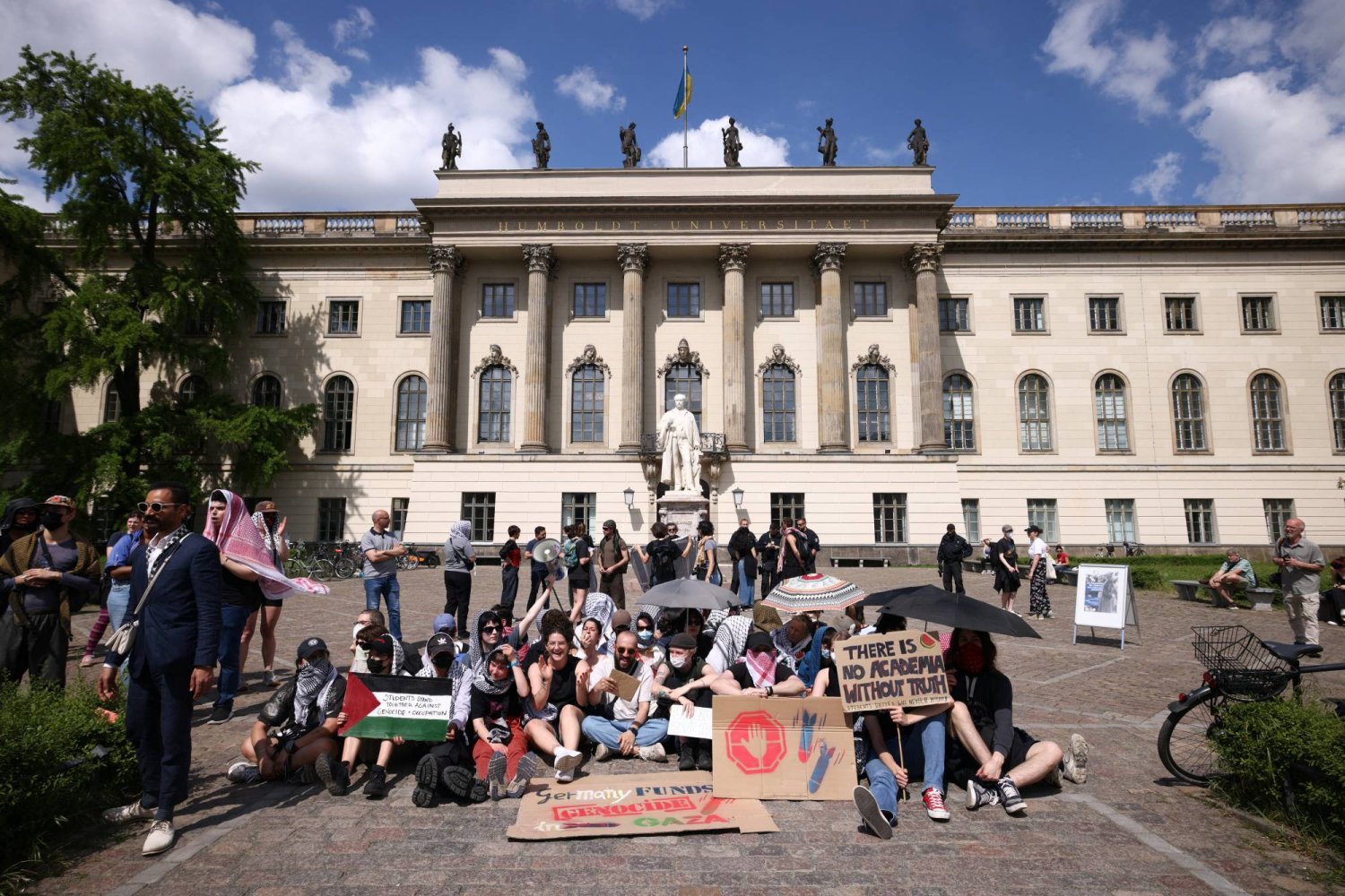 مظاهرة طلابية للتضامن مع فلسطين أمام جامعة «هامبولدت» في العاصمة الألمانية برلين (رويترز)