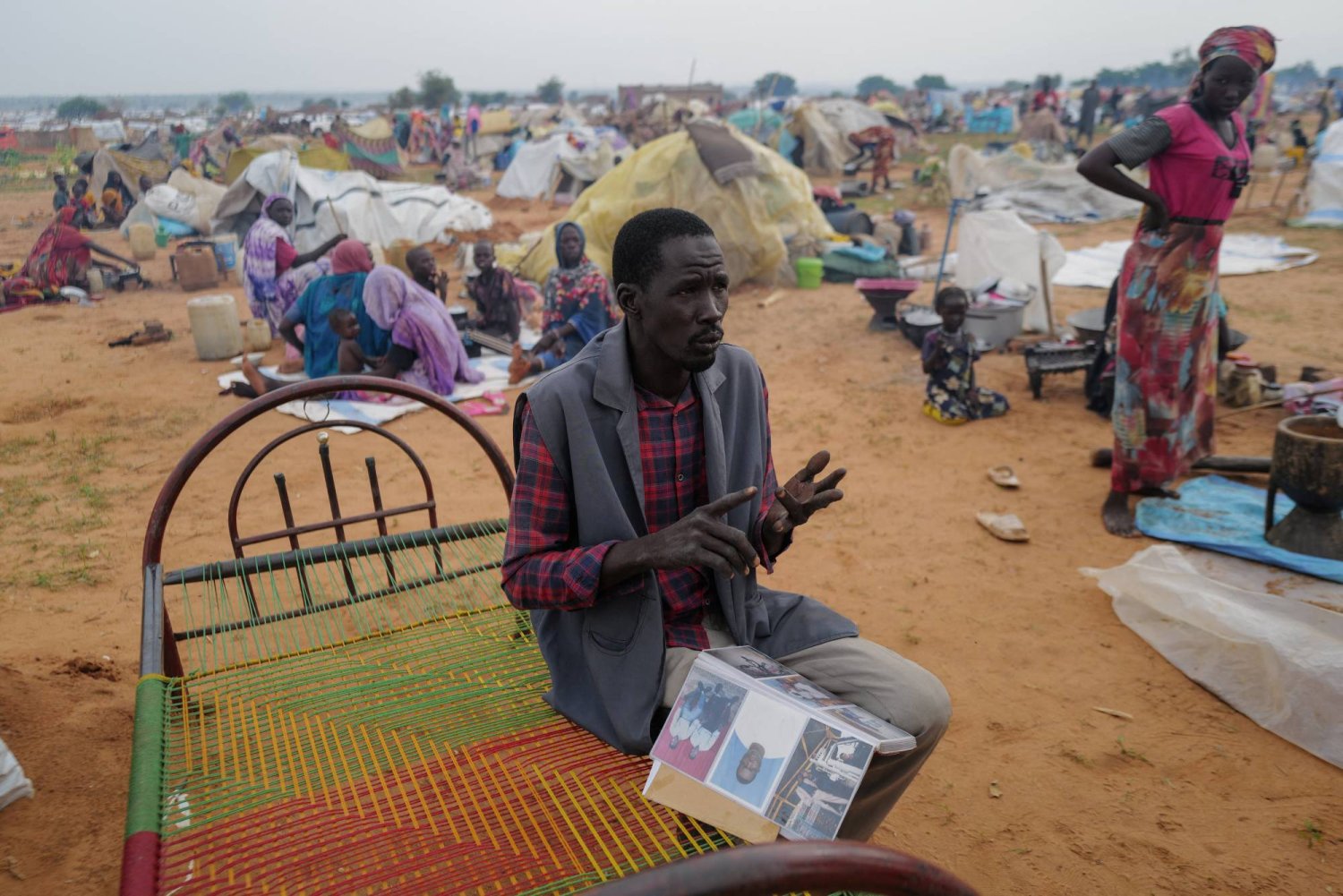 رجل هرب من الاشتباكات في دارفور يجلس خارج ملجئه المؤقت في أدري بتشاد (رويترز)