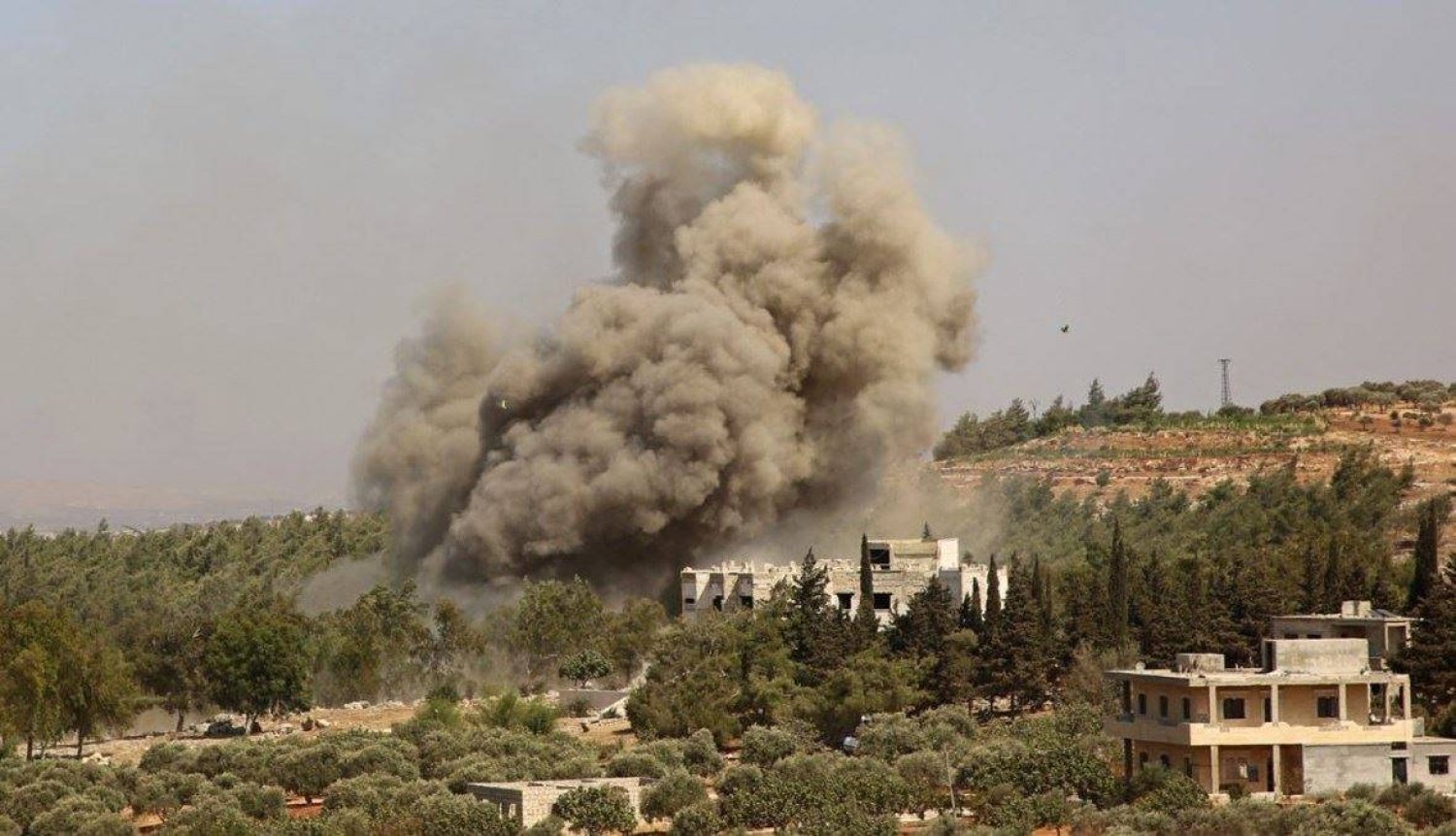 دخان يتصاعد بعد غارة جوية على الريف الغربي لمحافظة إدلب السورية (أرشيفية - أ.ف.ب)