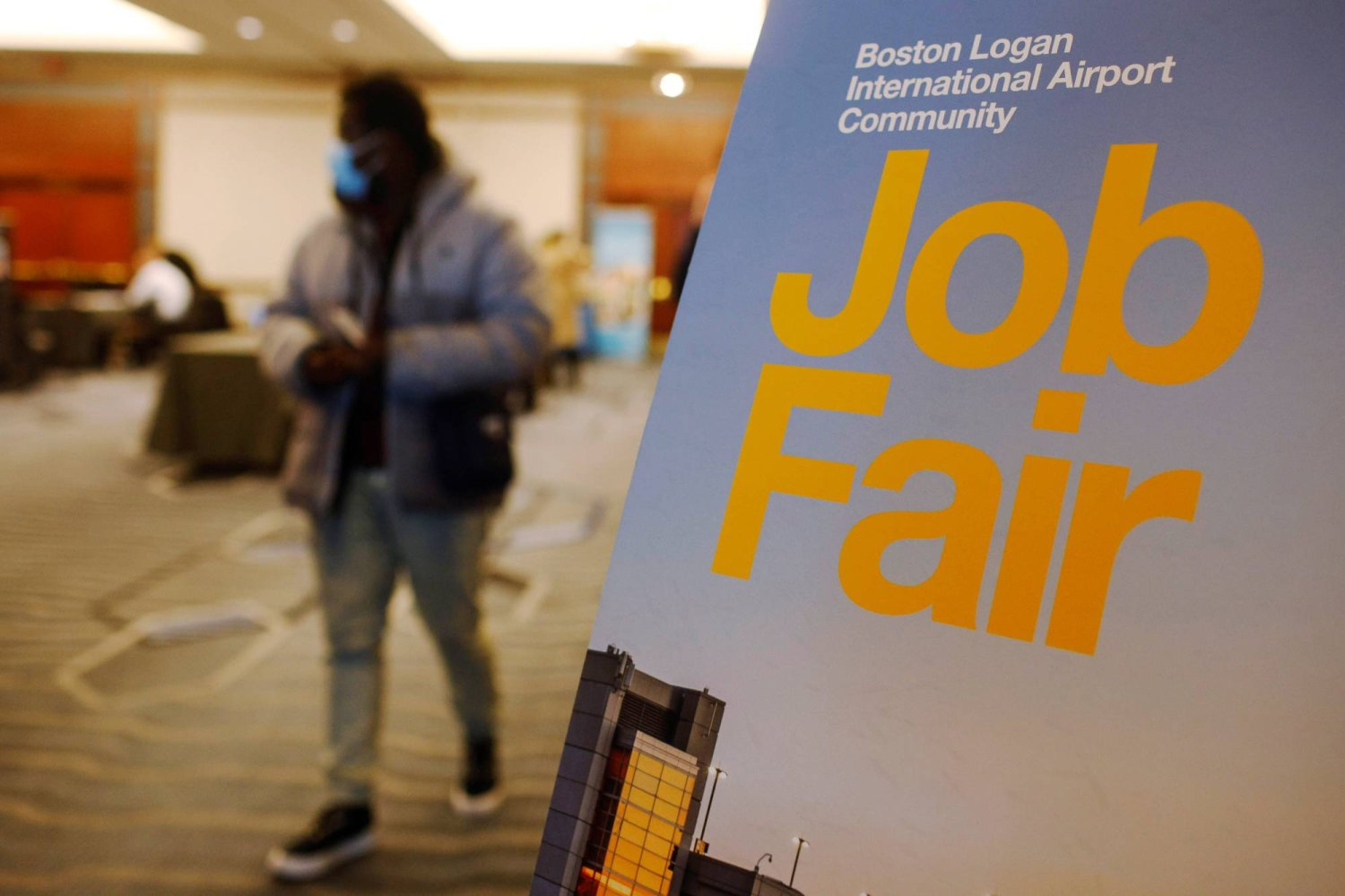 باحث عن عمل يغادر معرض التوظيف المتعلق بالمطار في مطار لوغان الدولي في بوسطن ماساتشوستس - الولايات المتحدة (رويترز)