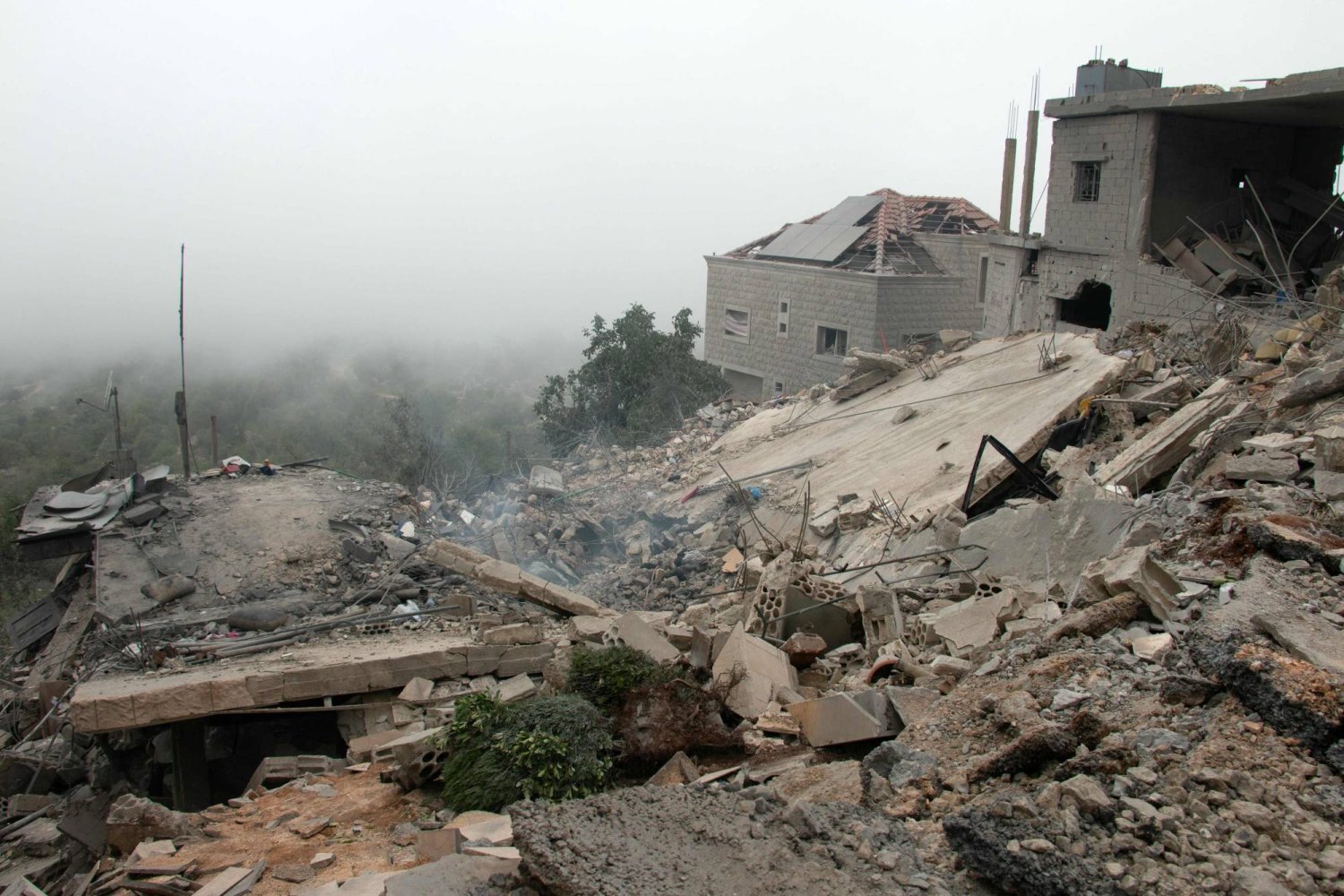 منزل مدمر في بلدة كفرشوبا الحدودية في جنوب لبنان بعد استهدافه بغارة إسرائيلية (أ.ف.ب)