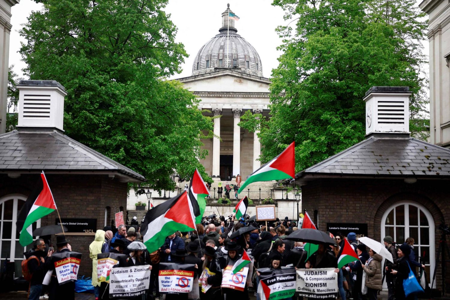 جانب من مظاهرة تطالب بوقف حرب غزة في جامعة لندن الجمعة (أ.ف.ب)