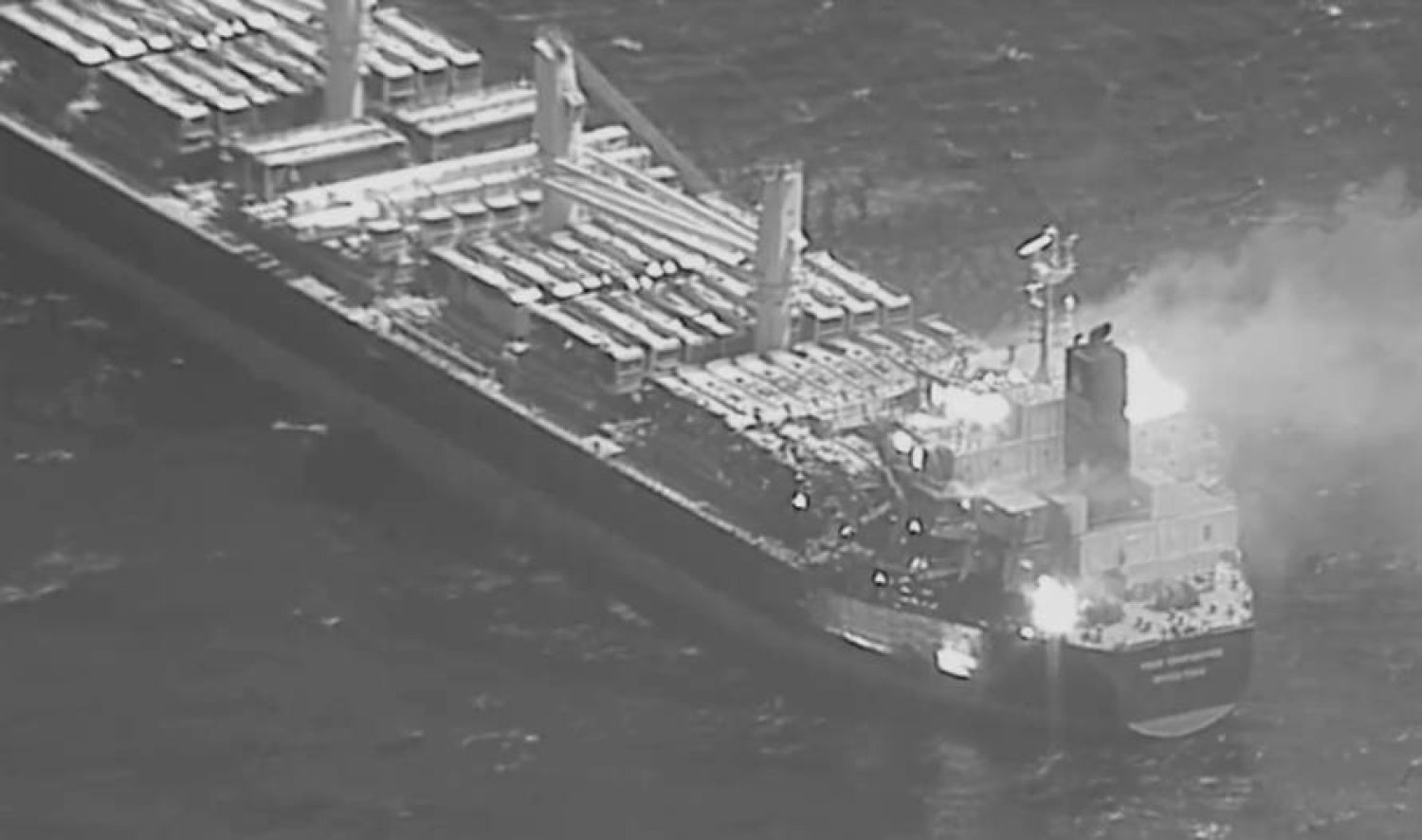 صورة جوية لسفينة شحن أصابها صاروخ حوثي في خليج عدن وأدى إلى مقتل 3 من بحارتها (الجيش الأميركي)
