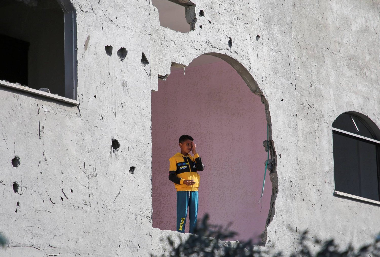 طفل فلسطيني يقف داخل منزل في رفح تضرر جراء الغارات الإسرائيلية على قطاع غزة (رويترز)