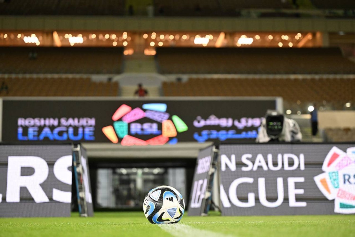 الدوري السعودي بات محط أنظار عشاق الكرة بعد سلسلة التعاقدات الضخمة (الشرق الأوسط)
