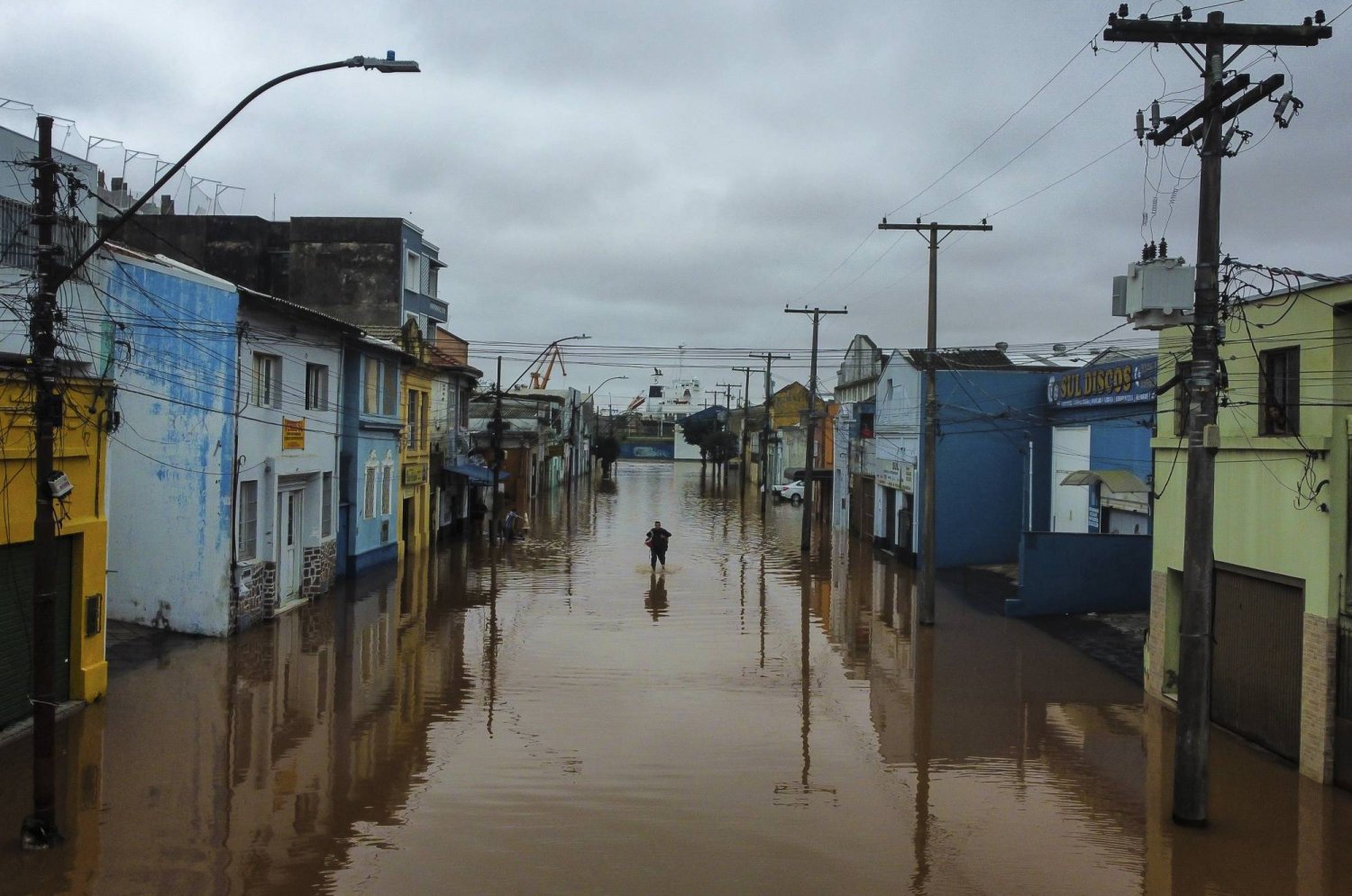 الأمطار الغزيرة غمرت الشوارع في بورتو أليغري ولاية ريو غراندي دو سول (أ.ب)