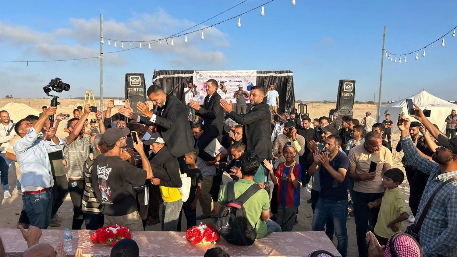 تعلو الابتسامات وجوه العرسان وهم يصفقون بأياديهم تارة ويتمايلون بهدوء وخجل شديدين تارة أخرى (وكالة أنباء العالم العربي)