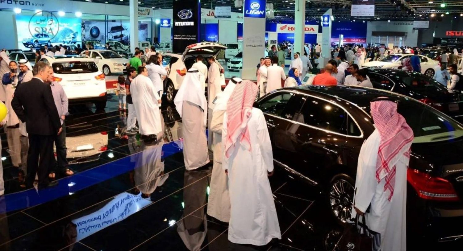 سعوديون يعاينون سيارات جديدة في أحد معارض السيارات بالمملكة (الشرق الأوسط)