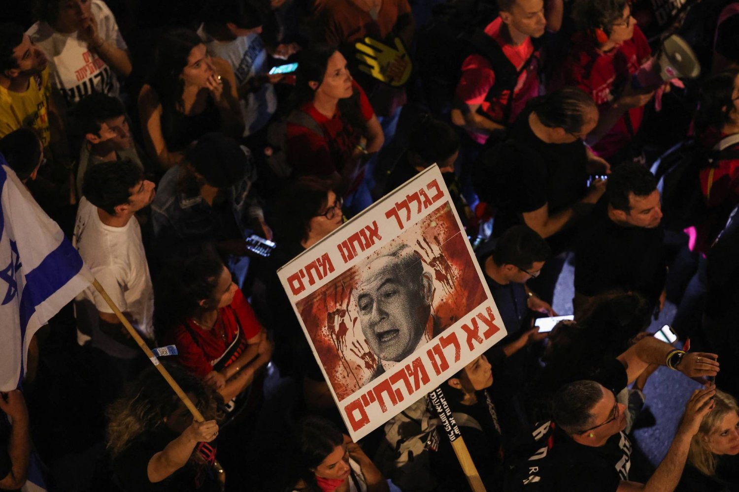 إسرائيليون يتظاهرون ضد نتنياهو بتل أبيب في 27 أبريل 2024 (رويترز)