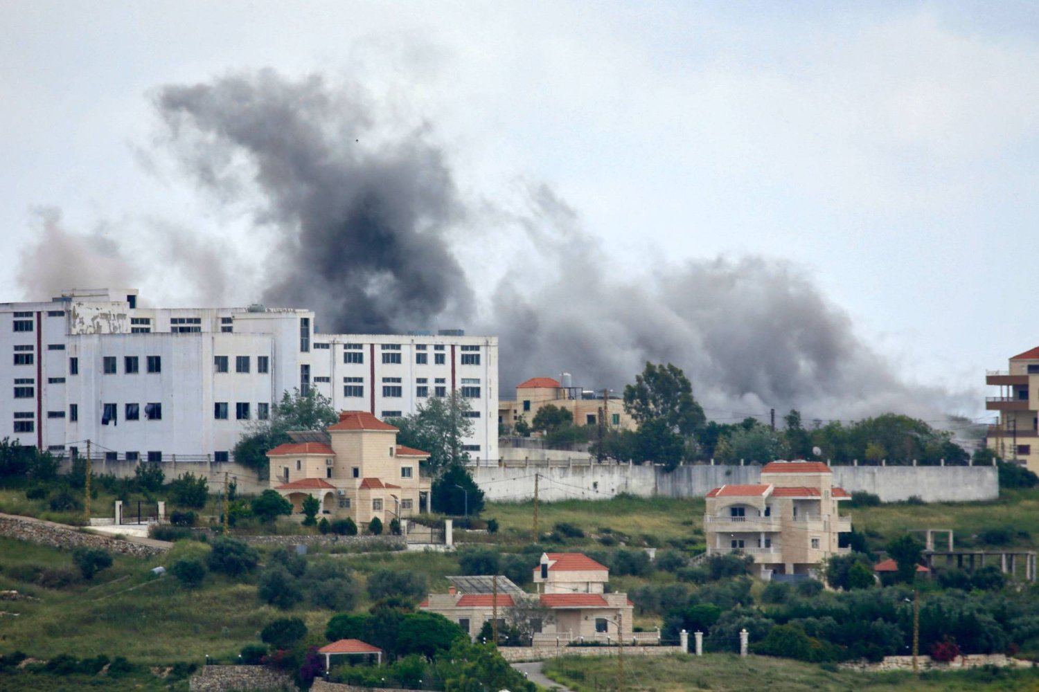 النيران تتصاعد من بلدة طيرحرفا في جنوب لبنان إثر قصف إسرائيلي (أ.ف.ب)