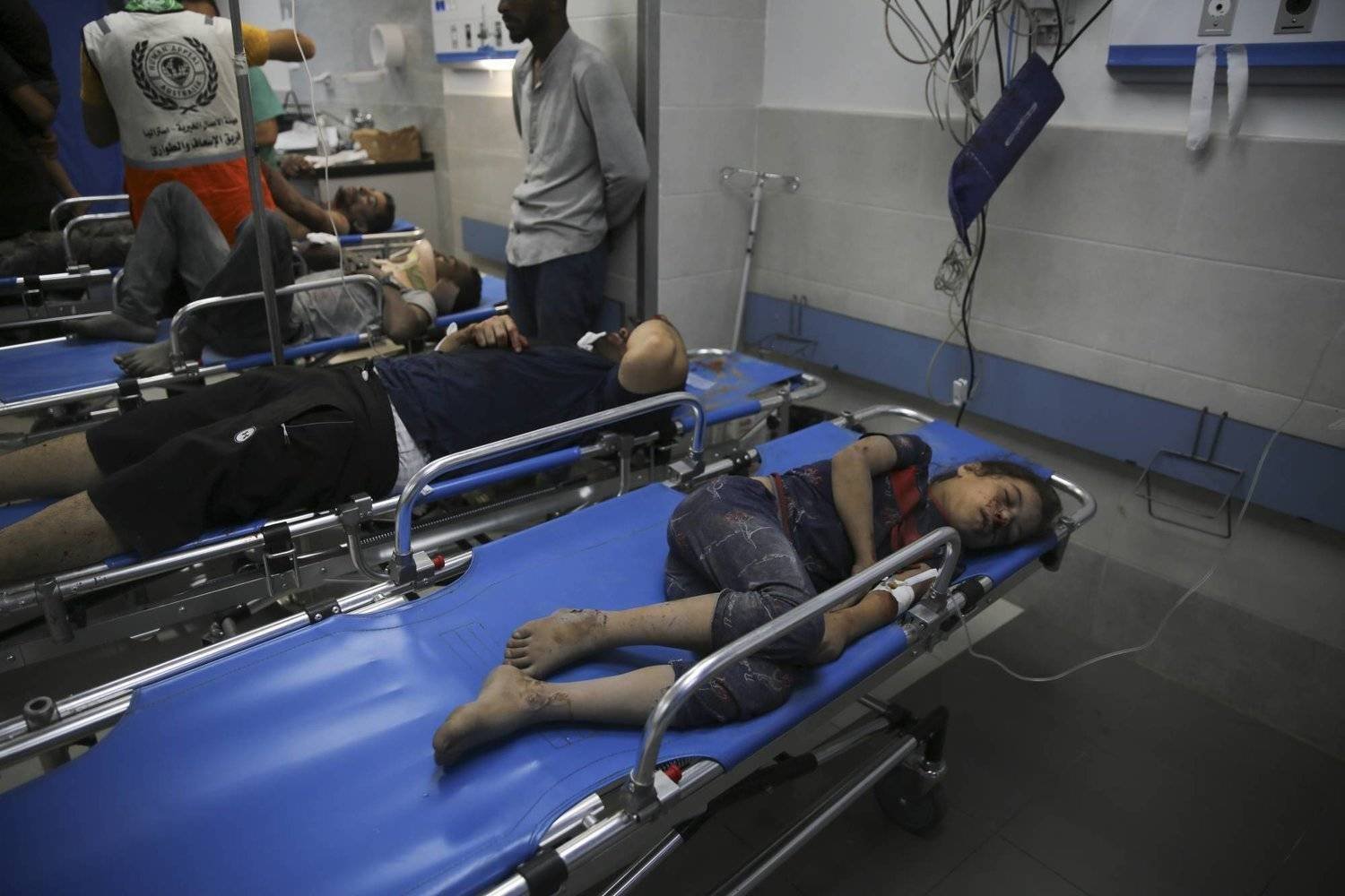 فلسطينيون أصيبوا في غارات إسرائيلية ينتظرون العلاج في مستشفى «الشفاء» بمدينة غزة (أ.ب)