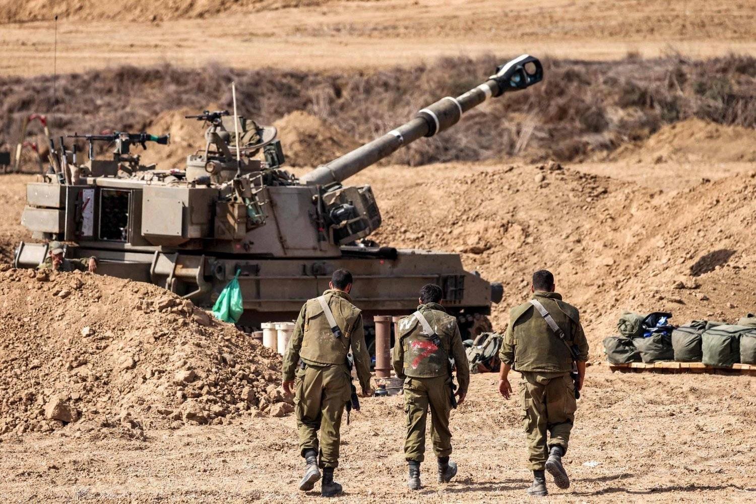 جنود الجيش الإسرائيلي بالقرب من الحدود مع غزة (أ.ف.ب)