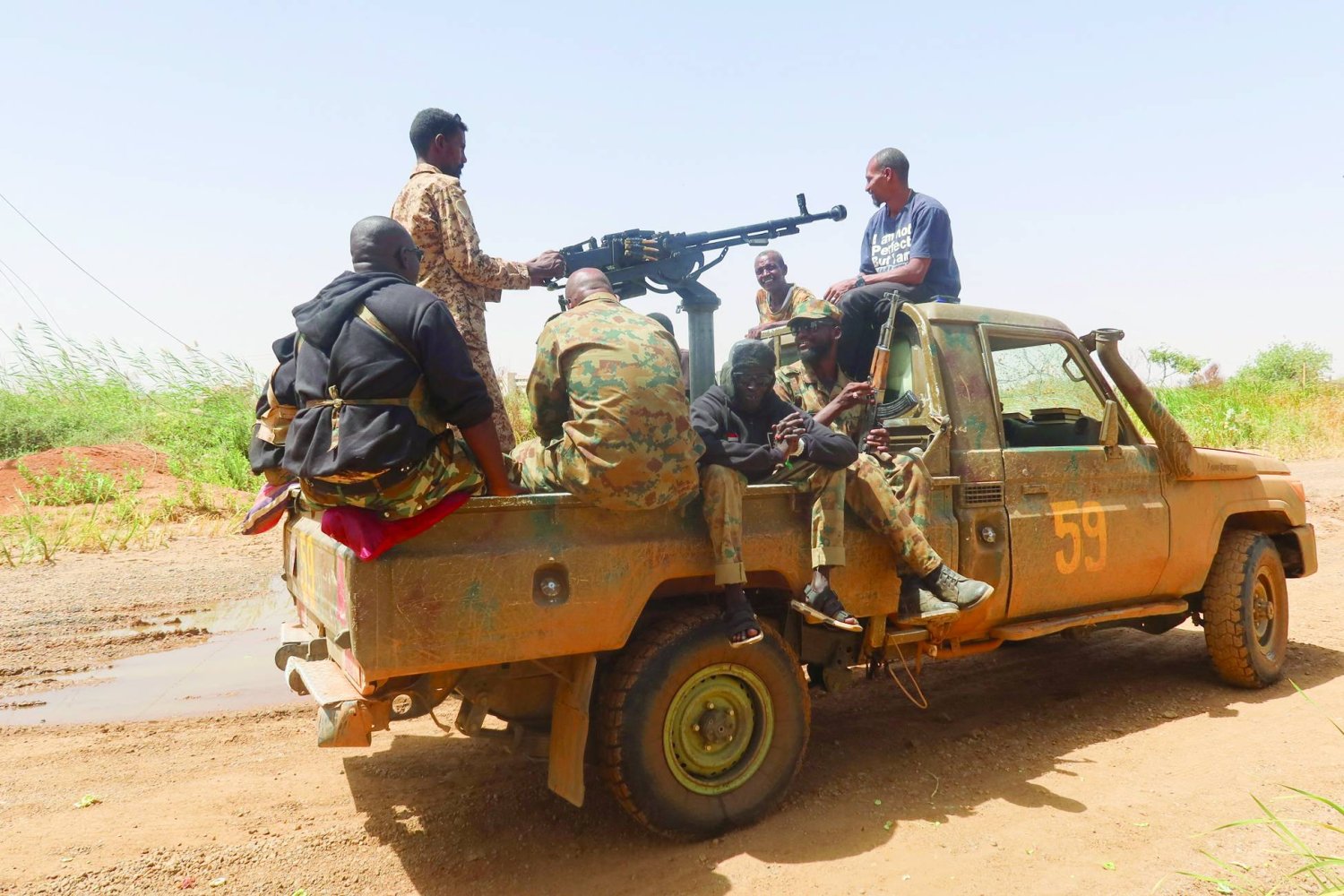 آلية للجيش السوداني خلال دورية في الخرطوم مارس الماضي (رويترز)
