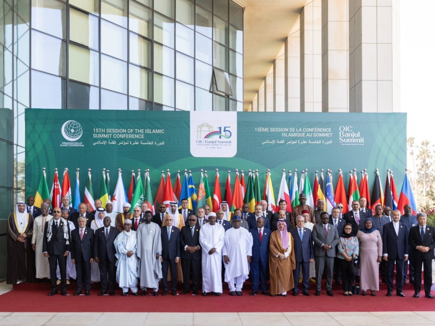 الأمير فيصل بن فرحان والوزراء المشاركون بالقمة الإسلامية في صورة جماعية (الخارجية السعودية)