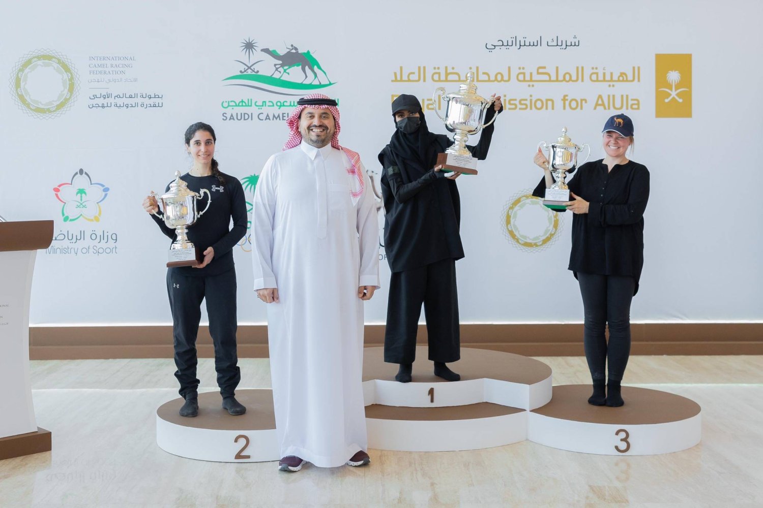 الأمير فهد بن جلوي بن عبد العزيز خلال تتويج الفائزات في سباق السيدات (الشرق الأوسط)