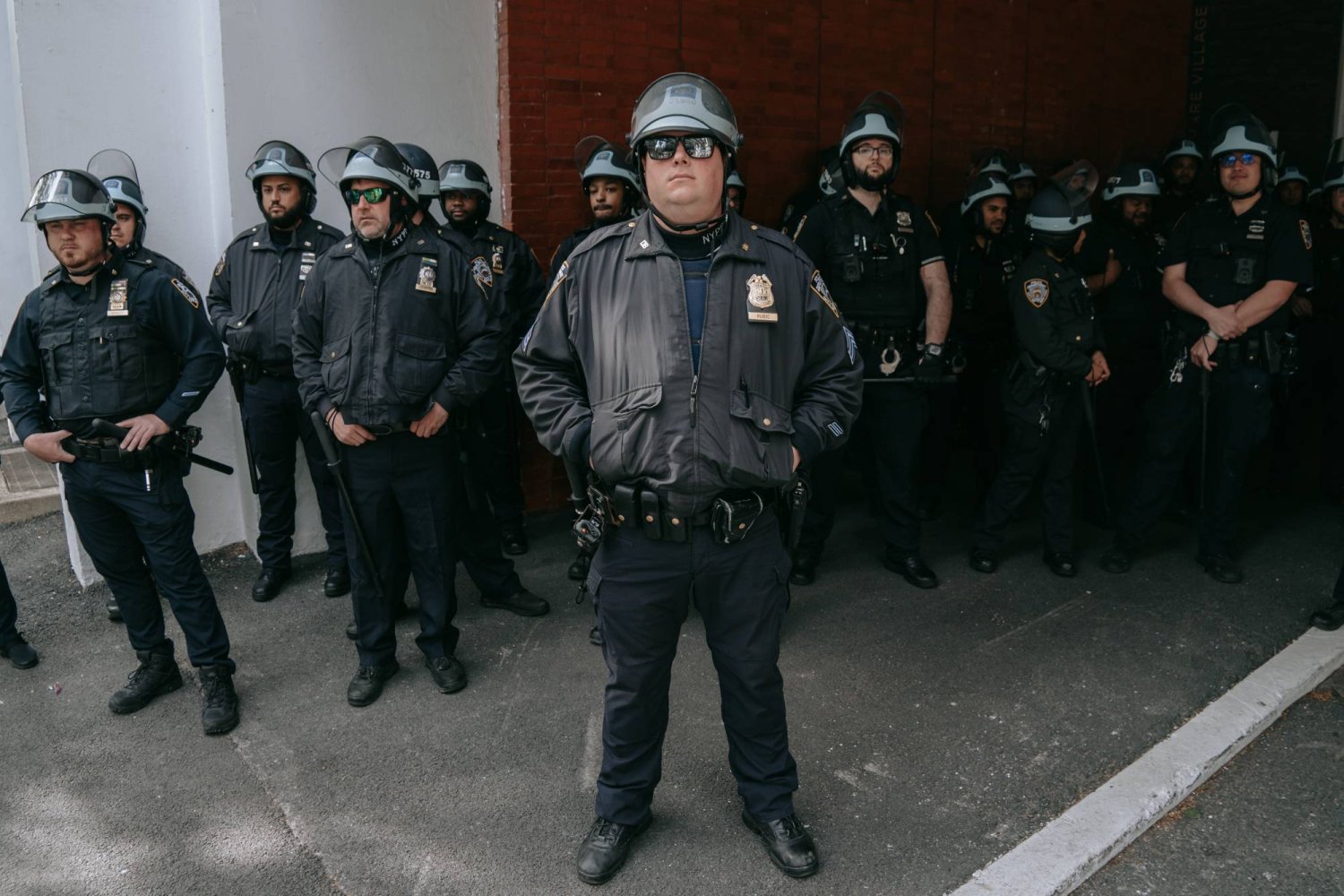 ضباط من شرطة نيويورك قرب حرم جامعة نيويورك (إ.ب.أ)