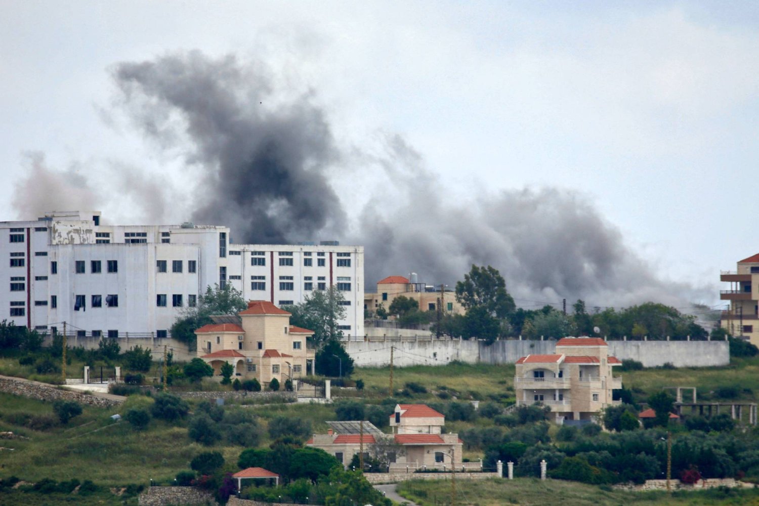 دخان يتصاعد خلال غارة إسرائيلية على قرية طير حرفا بجنوب لبنان (أ.ف.ب)
