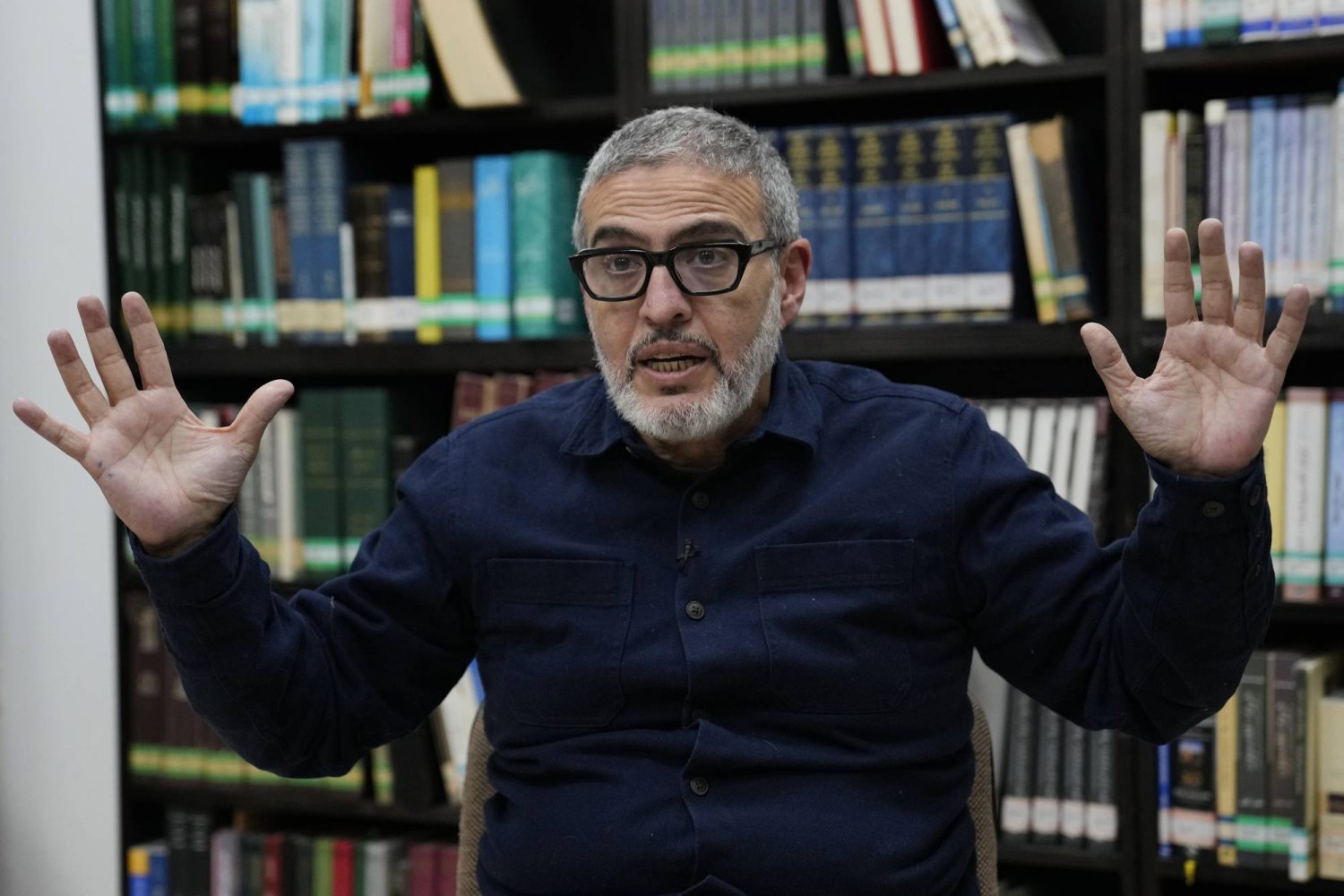 الدكتور الفلسطيني البريطاني غسان أبو ستة يتحدث في «مركز الدراسات الفلسطينية» في بيروت ديسمبر الماضي (أرشيفية - أ.ب)