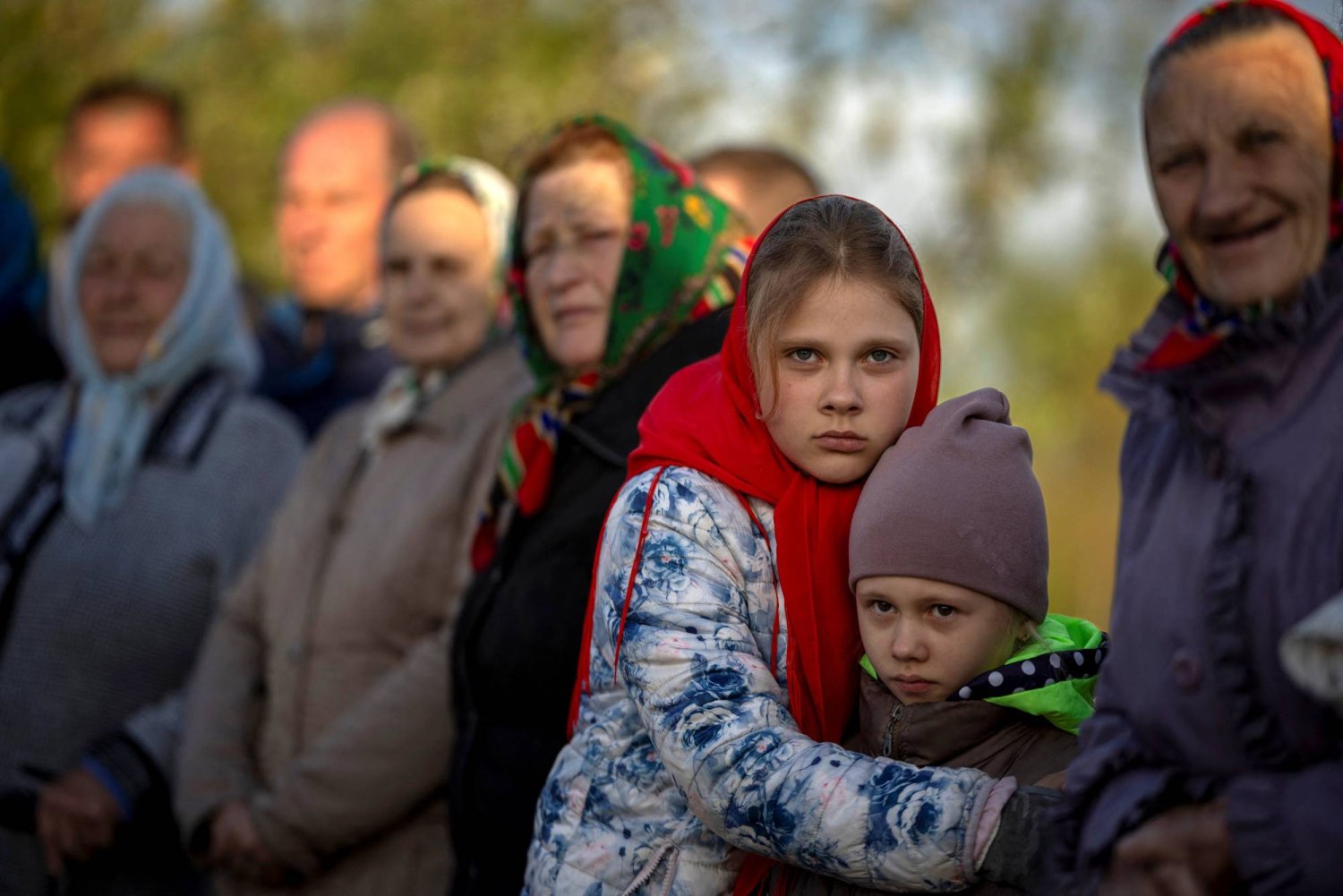 أوكرانيون يشاركون في الاحتفال بعيد الفصح في تشيرنيهيف (رويترز)