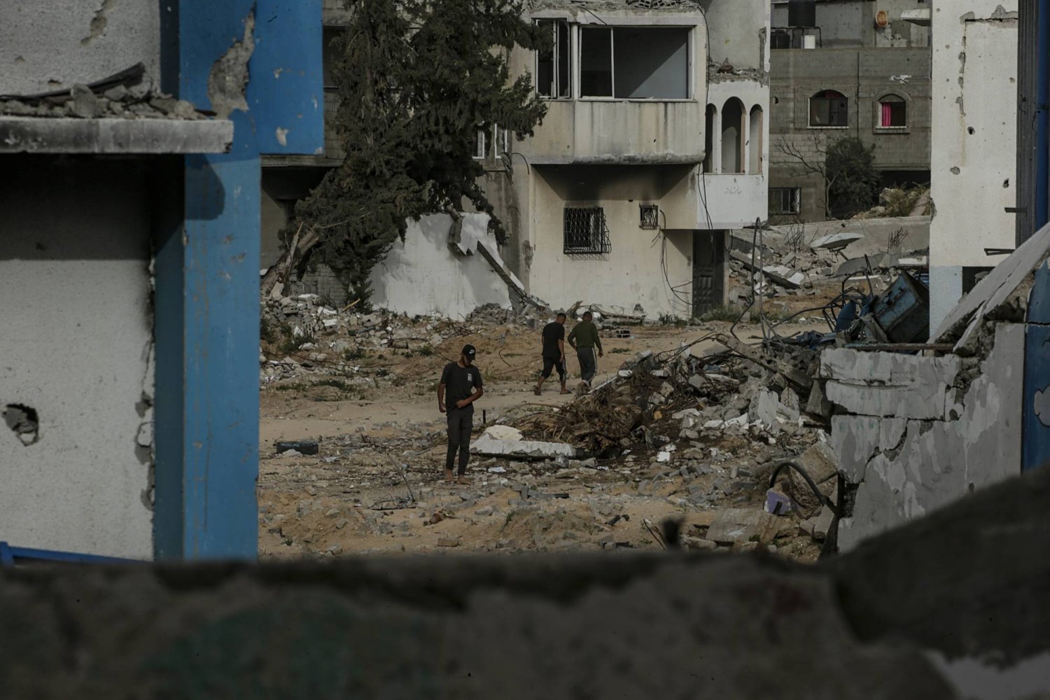 منازل دُمرت في العمليات العسكرية الإسرائيلية في مخيم البريج للاجئين، شرق وسط قطاع غزة (إ.ب.أ)