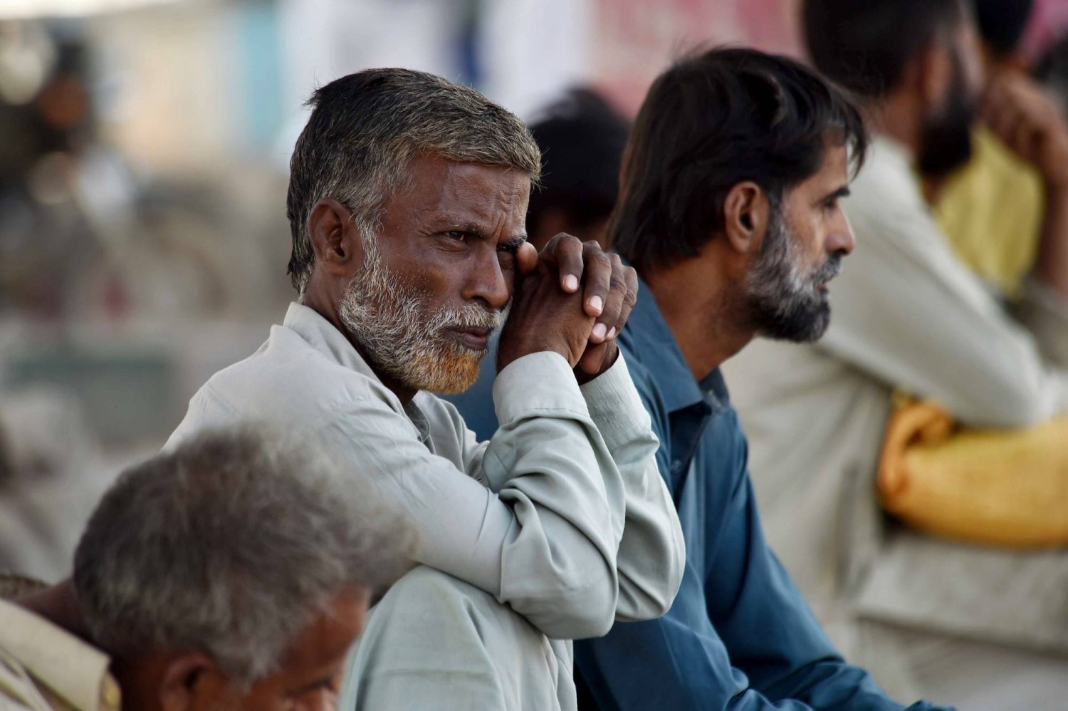عمال يعملون بأجر يومي ينتظرون الحصول على عمل في كراتشي بباكستان (إ.ب.أ)