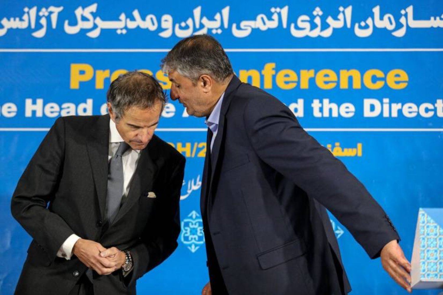 إسلامي يهمس في أذن غروسي على هامش مؤتمر صحافي مشترك في طهران مارس 2023 (إيسنا)  