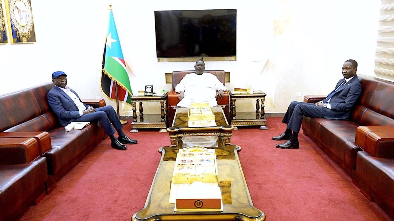 كباشي (يمين) والحلو (يسار) في جوبا بحضور توت قلواك مستشار الرئيس سلفا كير (وكالة الأنباء السودانية)
