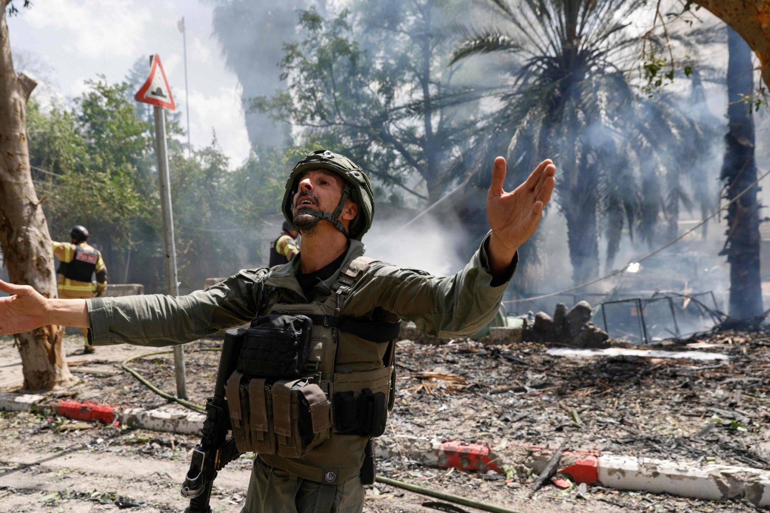 أفراد أمن إسرائيليون وعمال طوارئ ينتشرون في موقع بكريات شمونة تعرض لقصف من جنوب لبنان (أ.ف.ب)