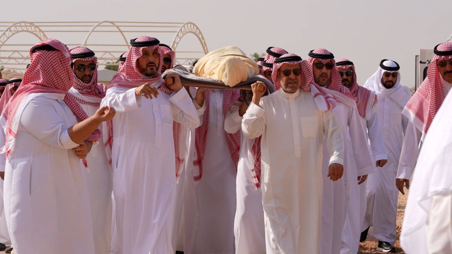 تشييع جثمان الأمير بدر بن عبد المحسن في مقبرة العود (تصوير: تركي العقيلي)
