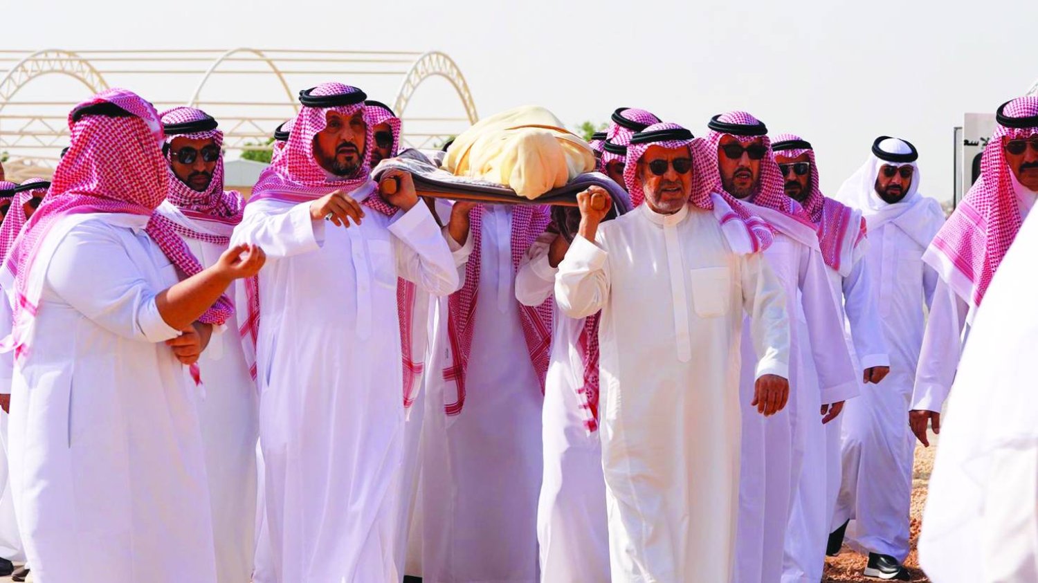 
تشييع جثمان الأمير بدر بن عبد المحسن في مقبرة العود (تصوير: تركي العقيلي)