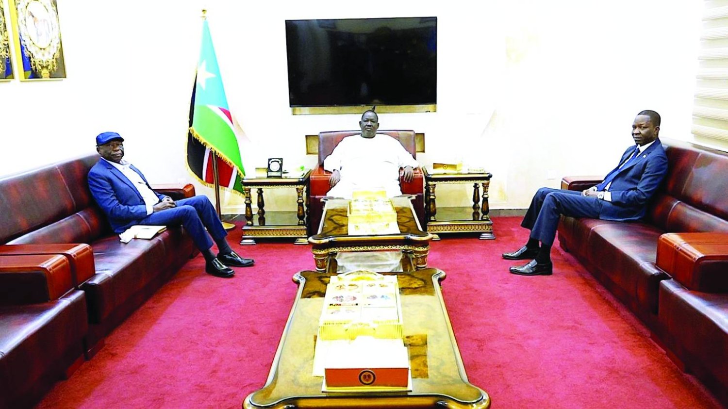 
كباشي (يمين) والحلو (يسار) في جوبا بحضور توت قلواك مستشار الرئيس سلفا كير (وكالة الأنباء السودانية)