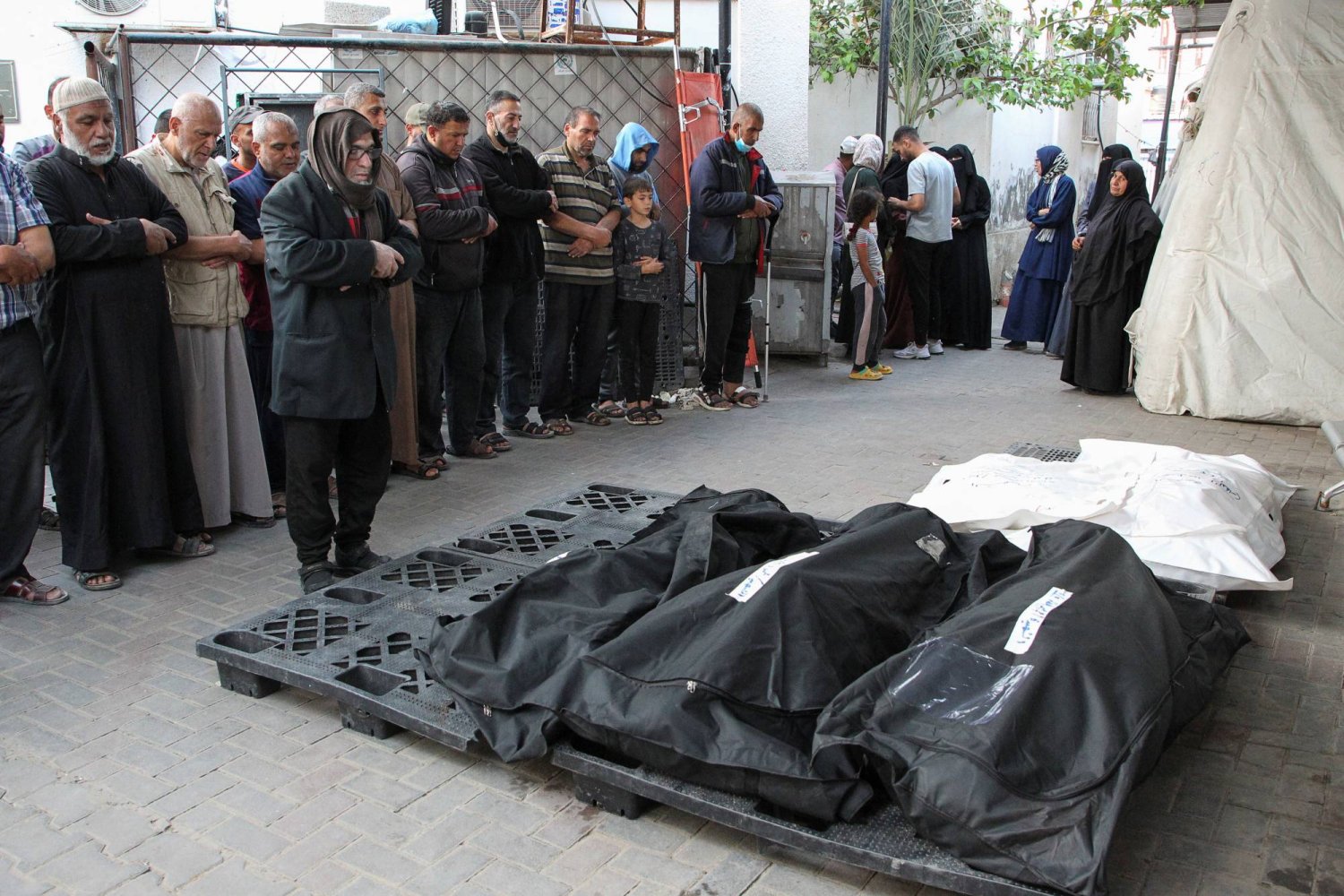 فلسطينيون يؤدون صلاة الجنازة على ضحايا غارة إسرائيلية في مستشفى أبو يوسف النجار في رفح (رويترز)
