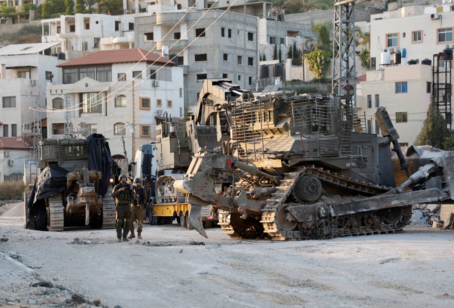 أرشيفية لآليات للجيش الإسرائيلي بطولكرم (رويترز)