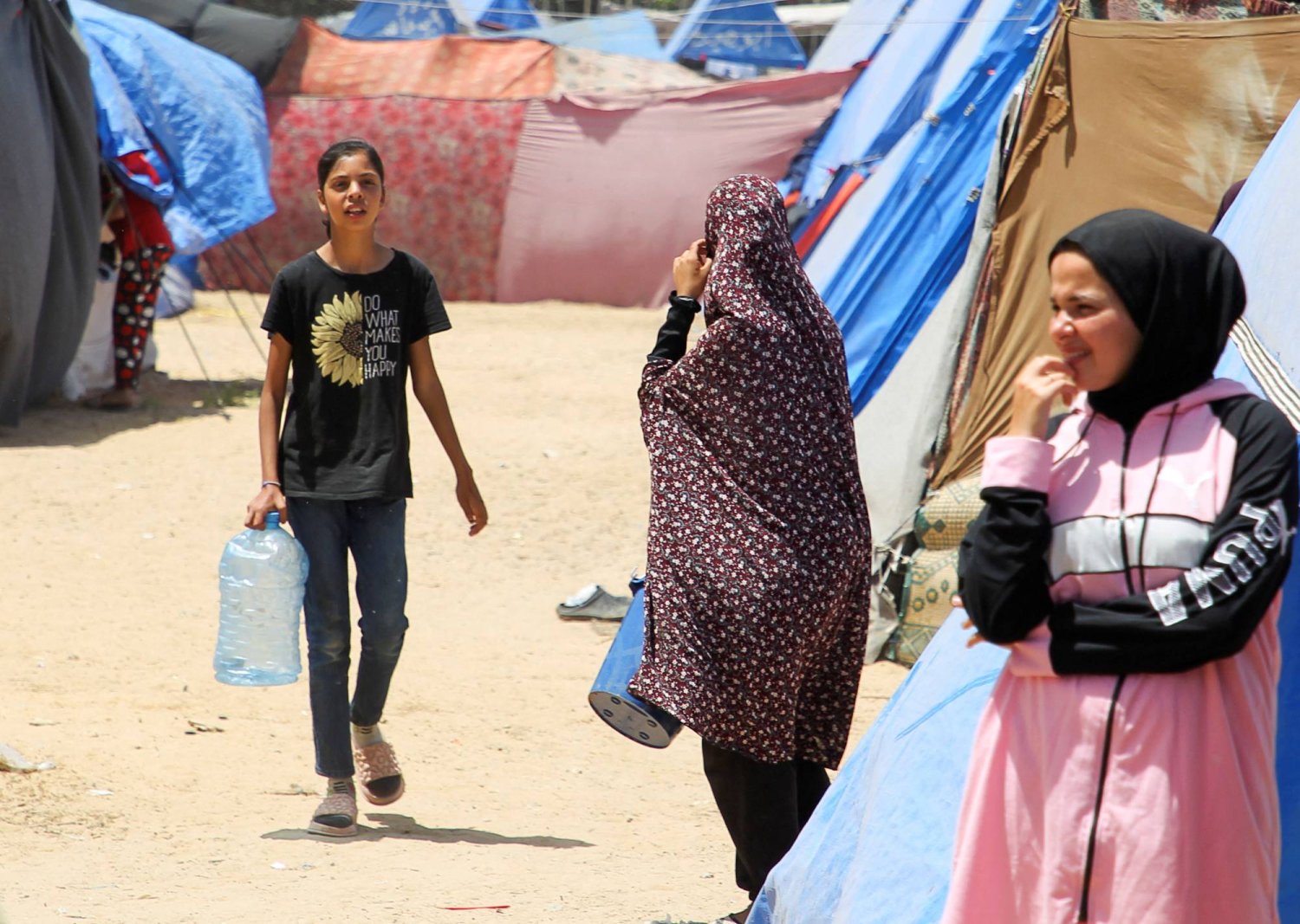 نازحون فلسطينيون يقيمون في مخيم برفح الفلسطينية (رويترز) 