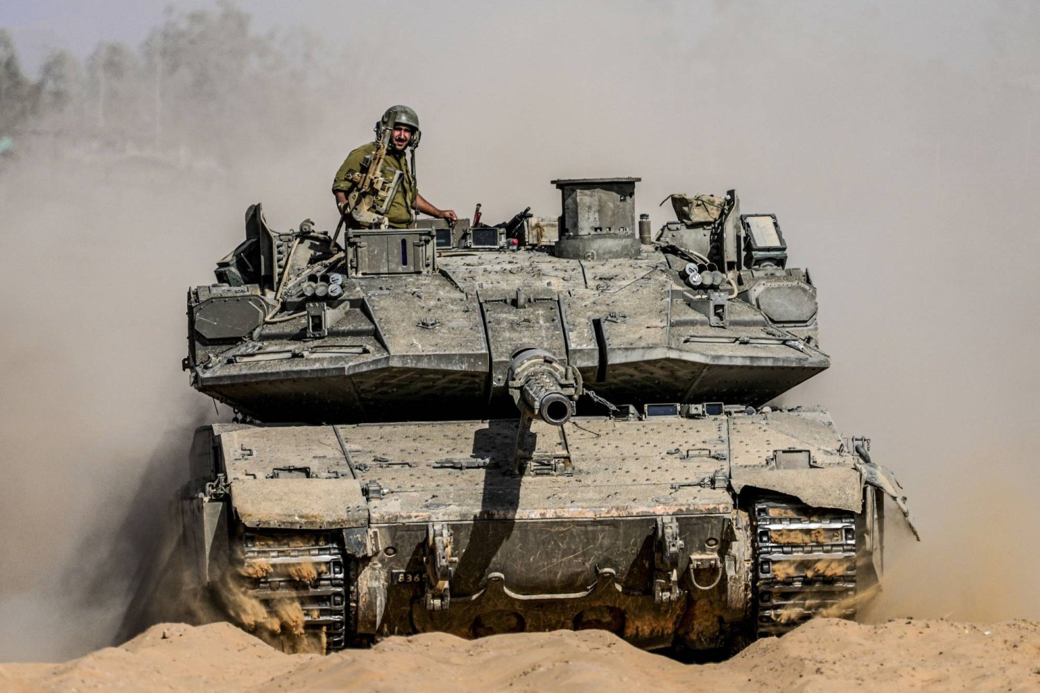 دبابة إسرائيلية عند الحدود مع قطاع غزة (أ.ب)