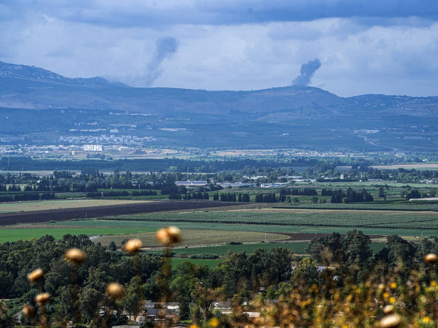دخان يتصاعد فوق لبنان في أعقاب غارة إسرائيلية كما يُرى من حدود إسرائيل مع لبنان بشمال إسرائيل (رويترز)