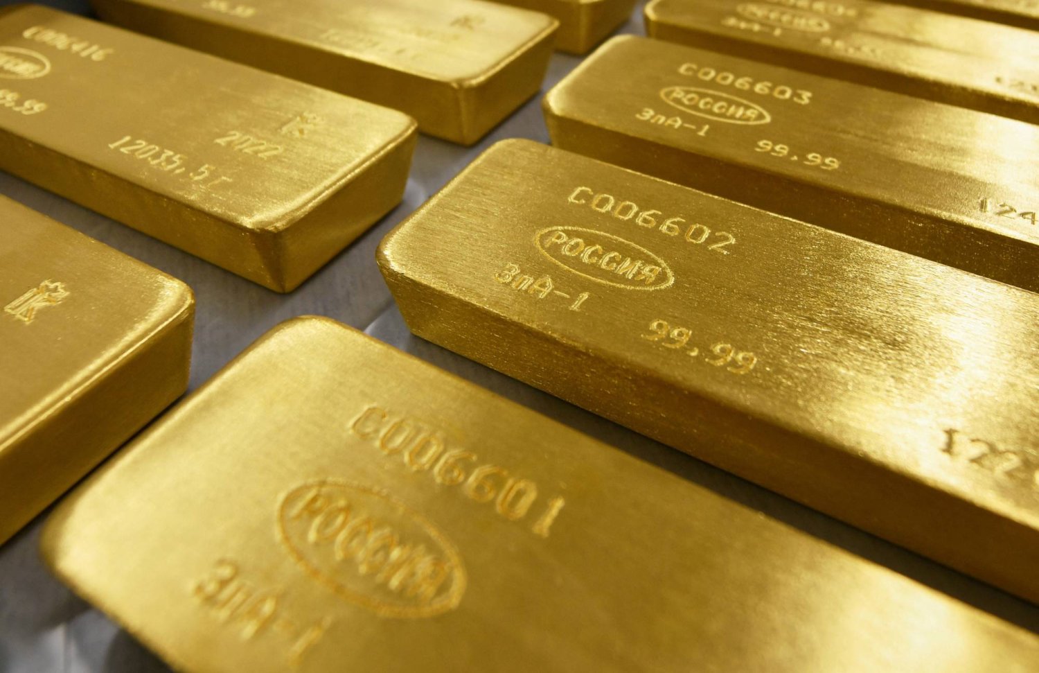 سبائك مميزة من الذهب الخالص بنسبة 99.99 % توضع في عربة بمصنع «كراستسفيتميت» للمعادن غير الحديدية في مدينة كراسنويارسك السيبيرية (رويترز)