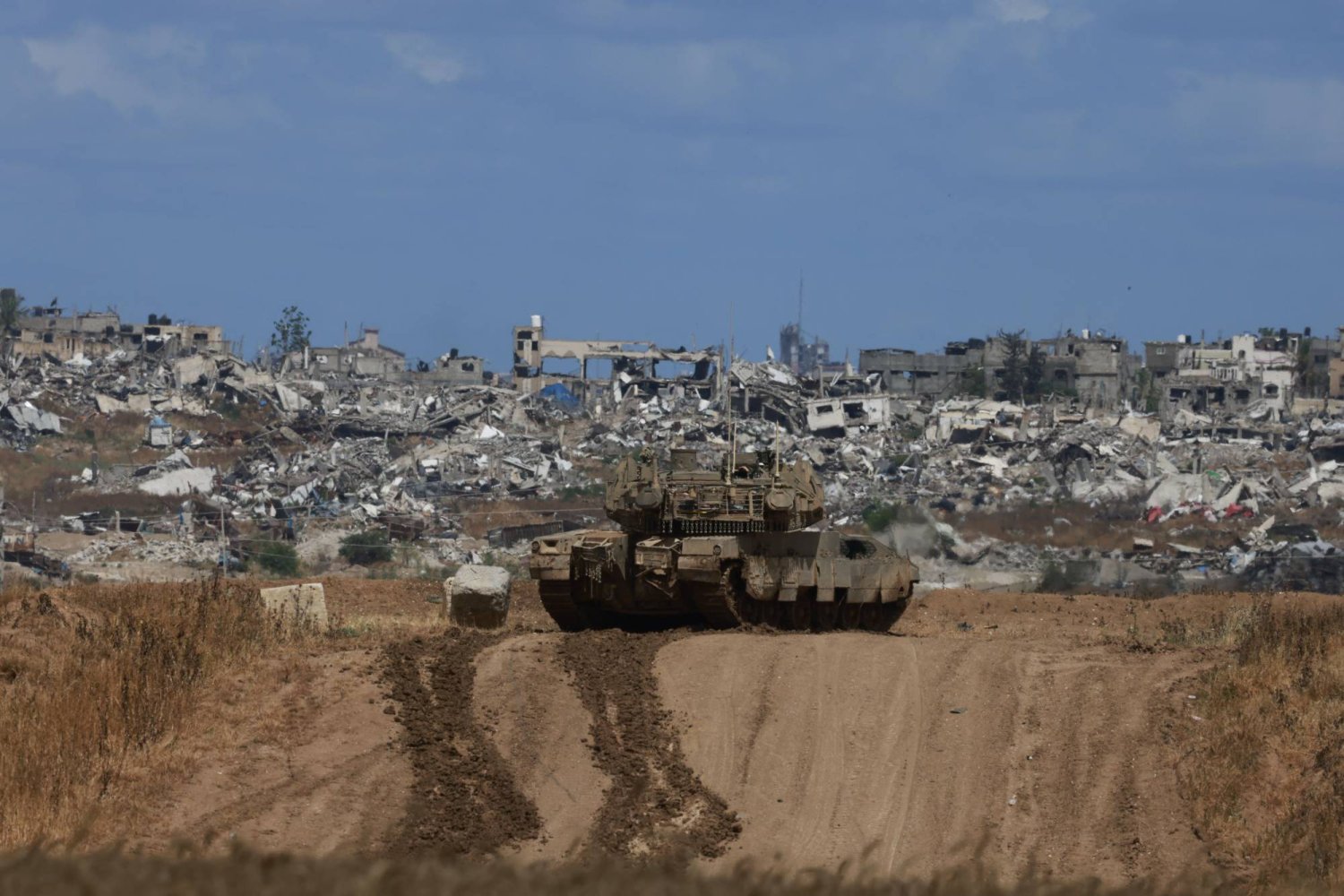 دبابة إسرائيلية تتمركز قرب حدود قطاع غزة (أ.ف.ب)
