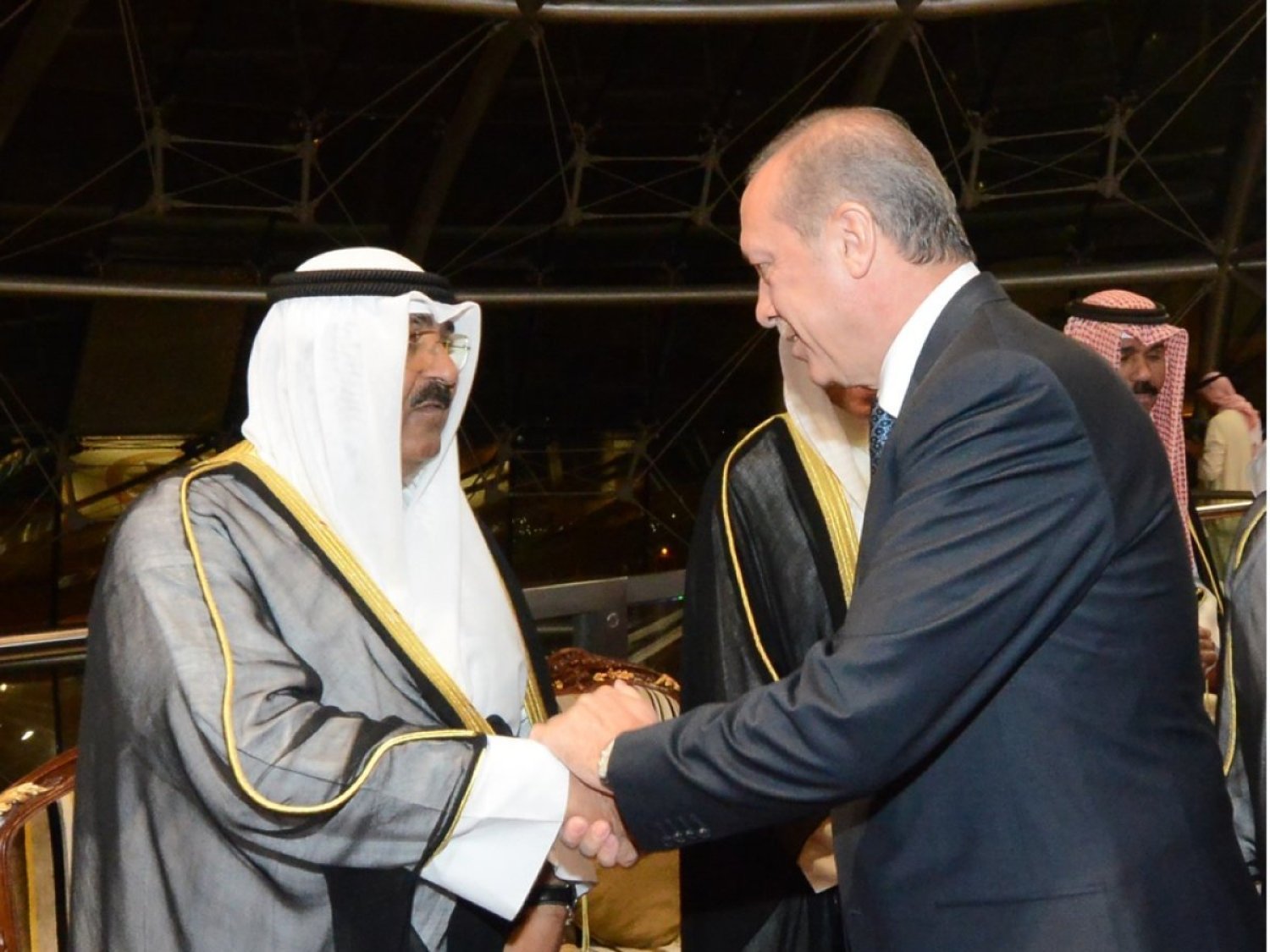 لقاء سابق بين أمير الكويت الشيخ مشعل الأحمد والرئيس التركي رجب طيب إردوغان (أرشيفية - كونا)