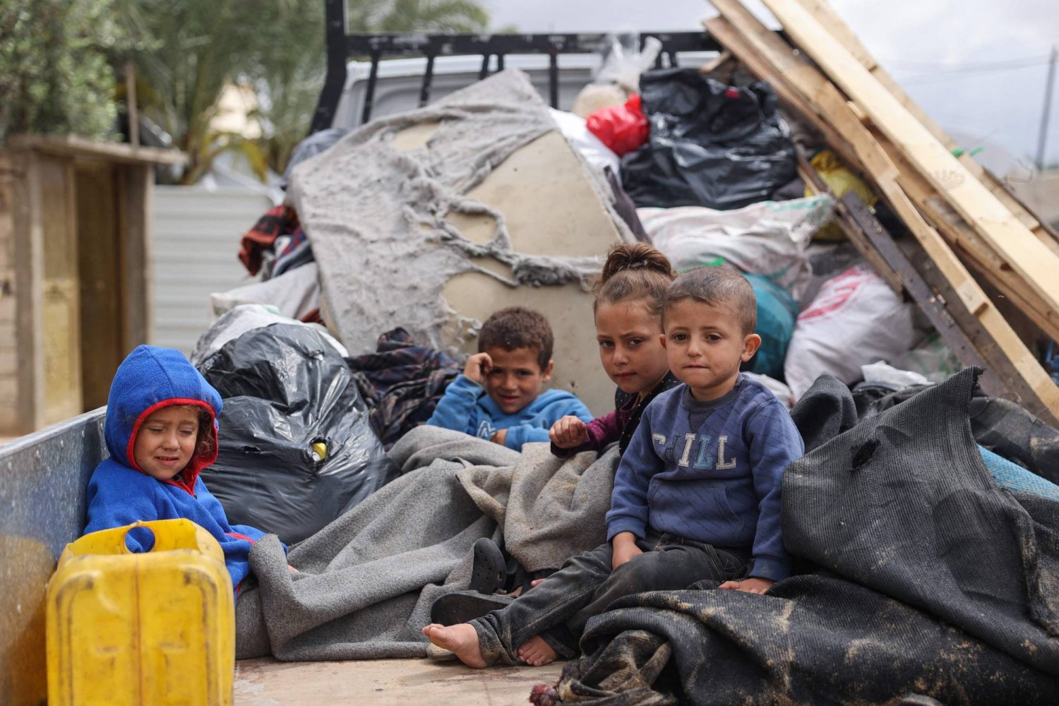 أطفال فلسطينيون بانتظار الإجلاء من رفح (أ.ف.ب)