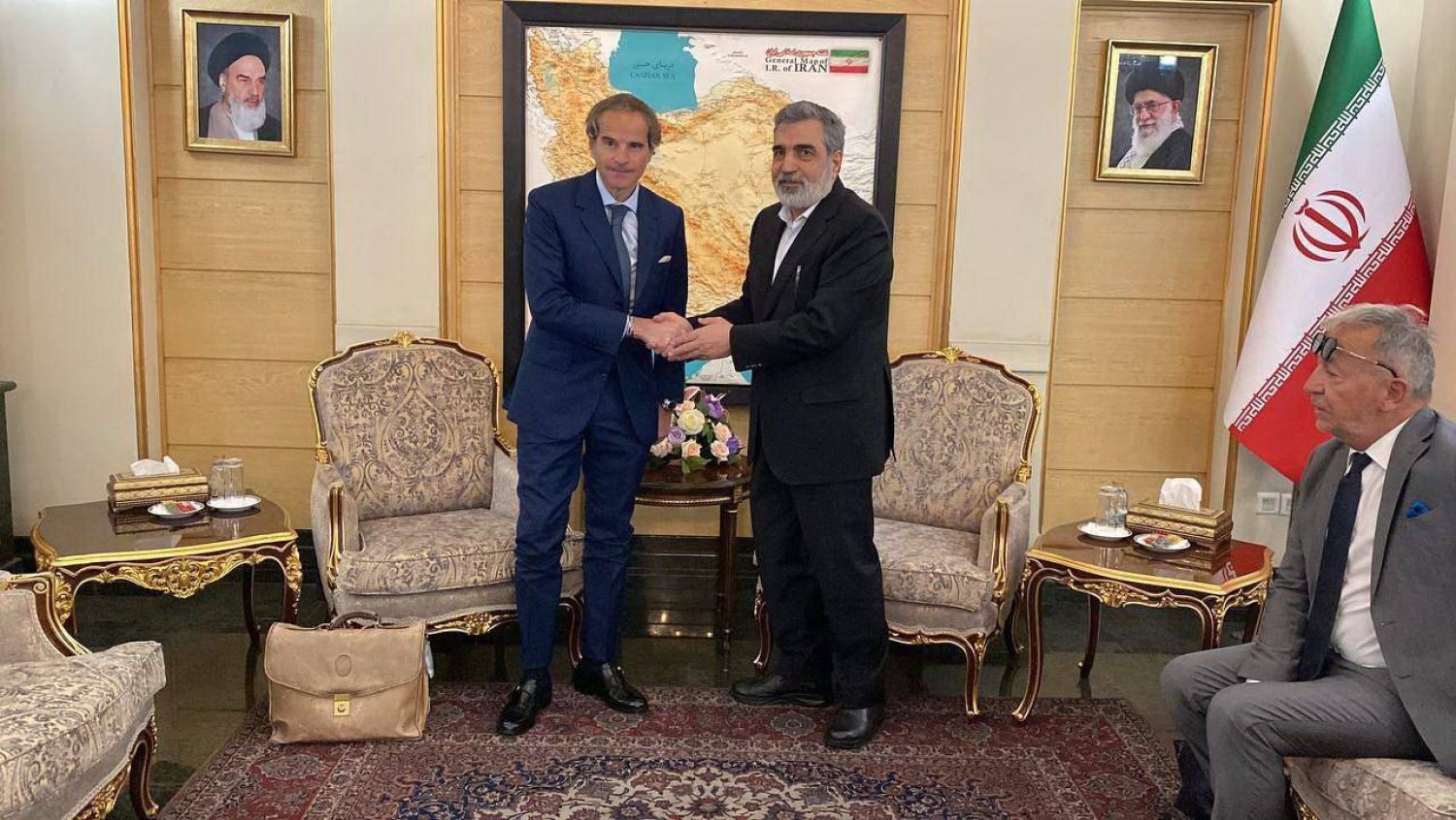 بهروز كمالوندي نائب رئيس «الذرية الإيرانية» يستقبل مدير الوكالة الدولية للطاقة الذرية رافائيل غروسي والوفد المرافق له (إیرنا)