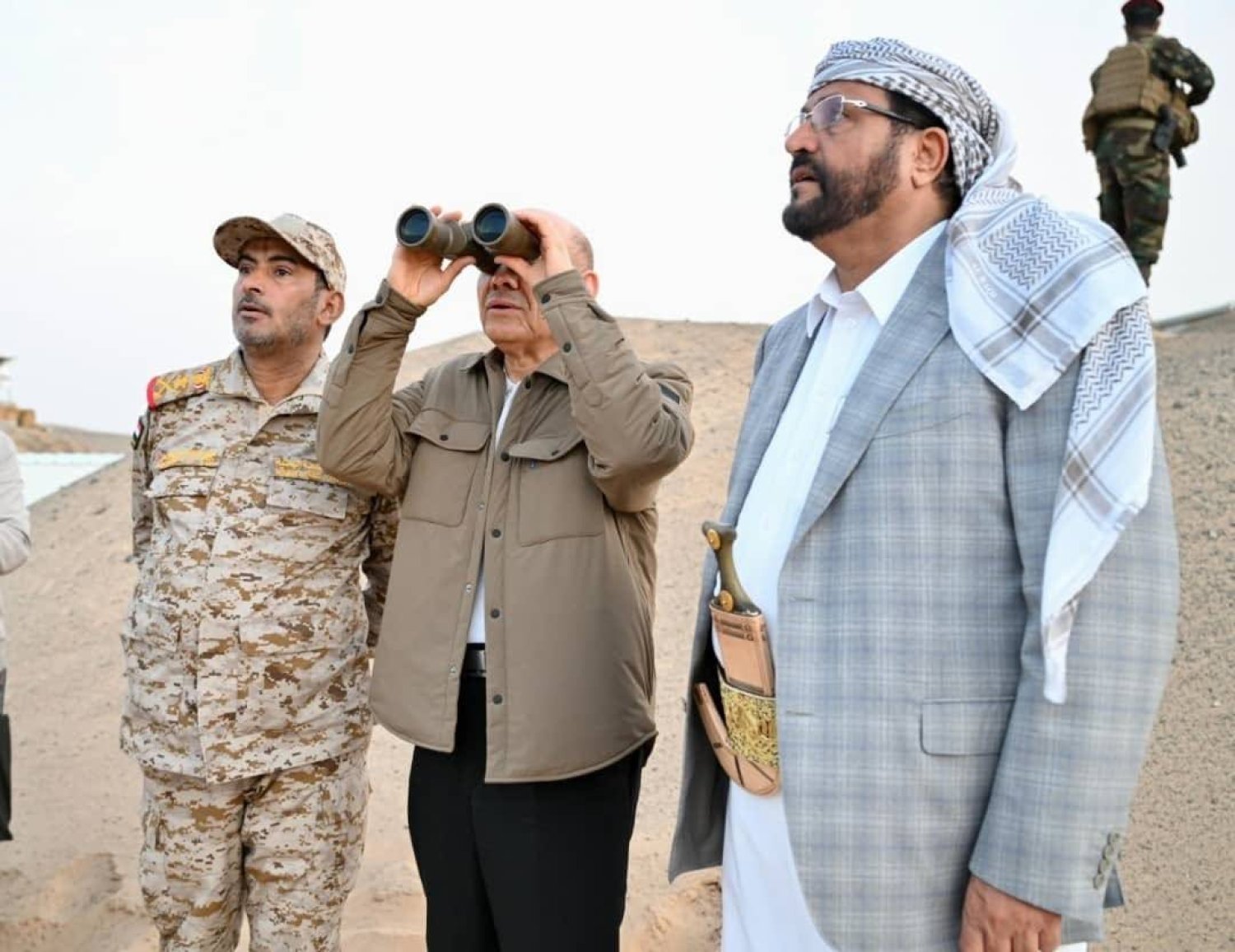 رئيس مجلس القيادة الرئاسي اليمني رشاد العليمي ومحافظ مأرب ورئيس هيئة الأركان في أحد الخطوط الأمامية بمأرب (سبأ)
