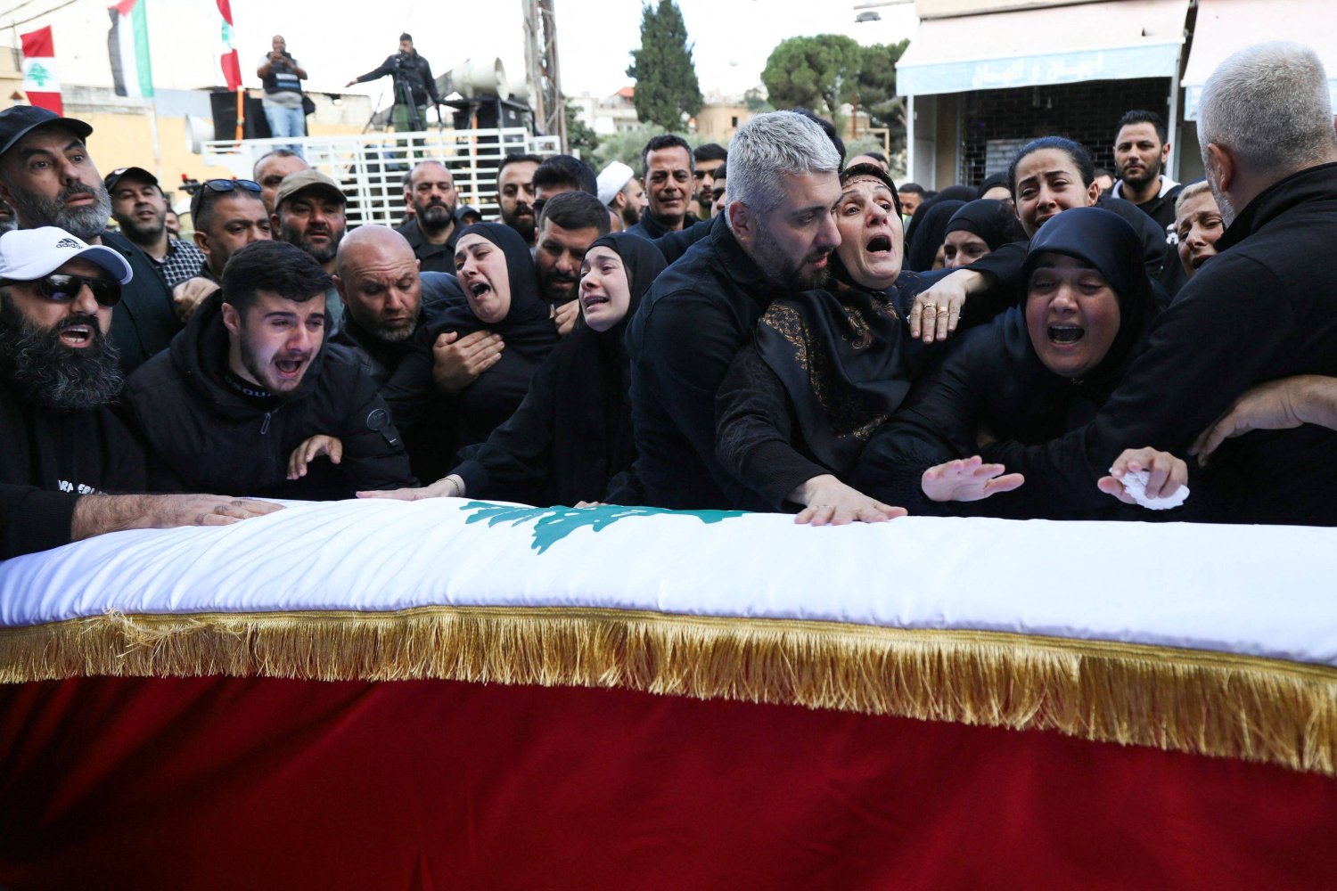 امرأة تنتحب على نعش سيدة لبنانية قُتلت و3 آخرون من أفراد أسرتها بغارة إسرائيلية يوم الأحد جنوب لبنان (أ.ف.ب)