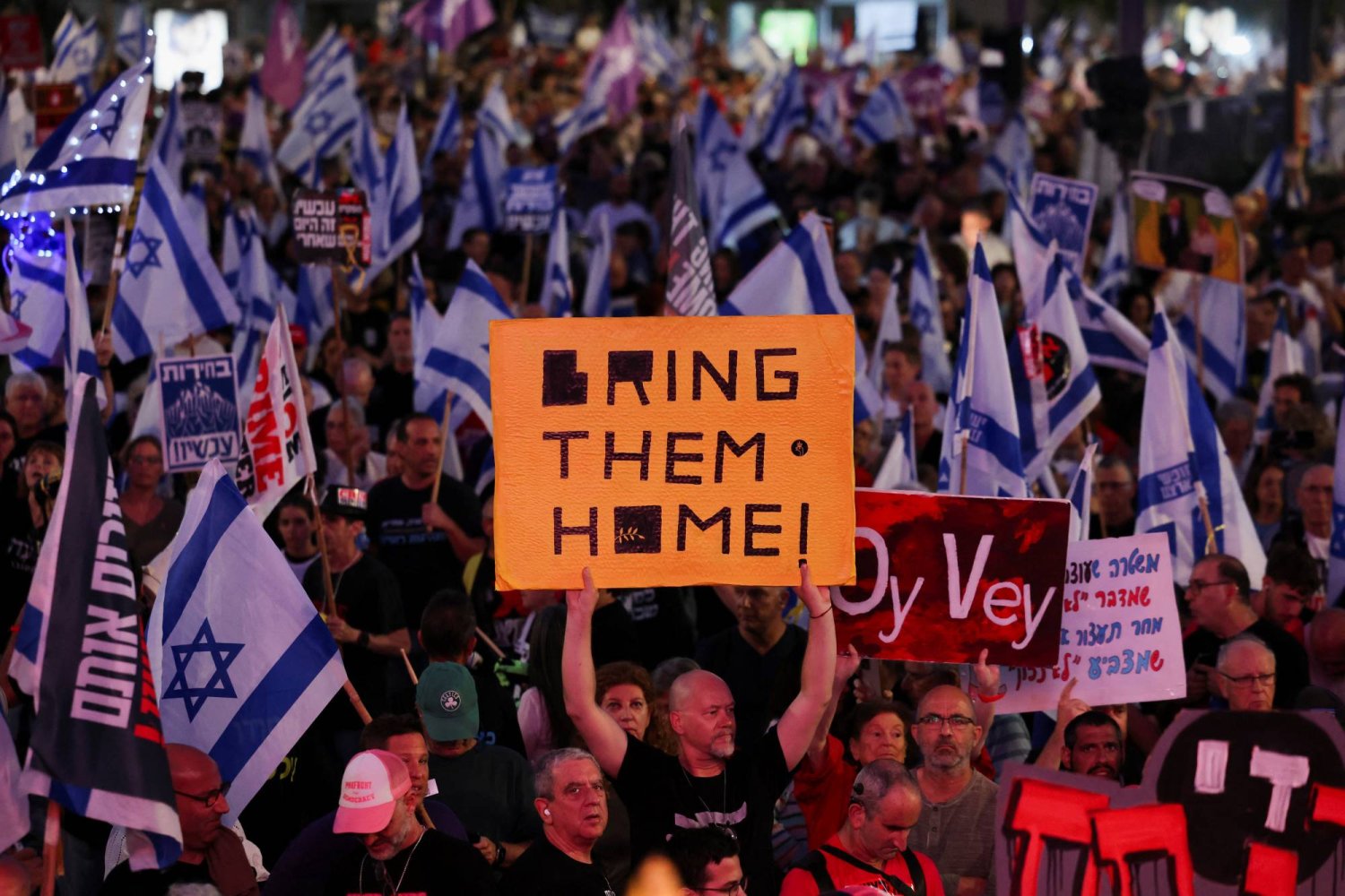 جانب من المظاهرات ضد رئيس الوزراء الإسرائيلي بنيامين نتنياهو التي تطالبه بالسعي لإعادة الرهائن (رويترز)