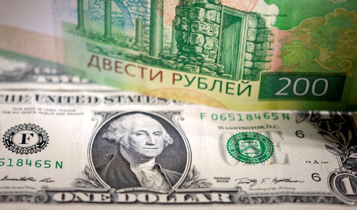 يظهر الروبل الروسي والأوراق النقدية بالدولار الأميركي في هذا الرسم التوضيحي (رويترز)