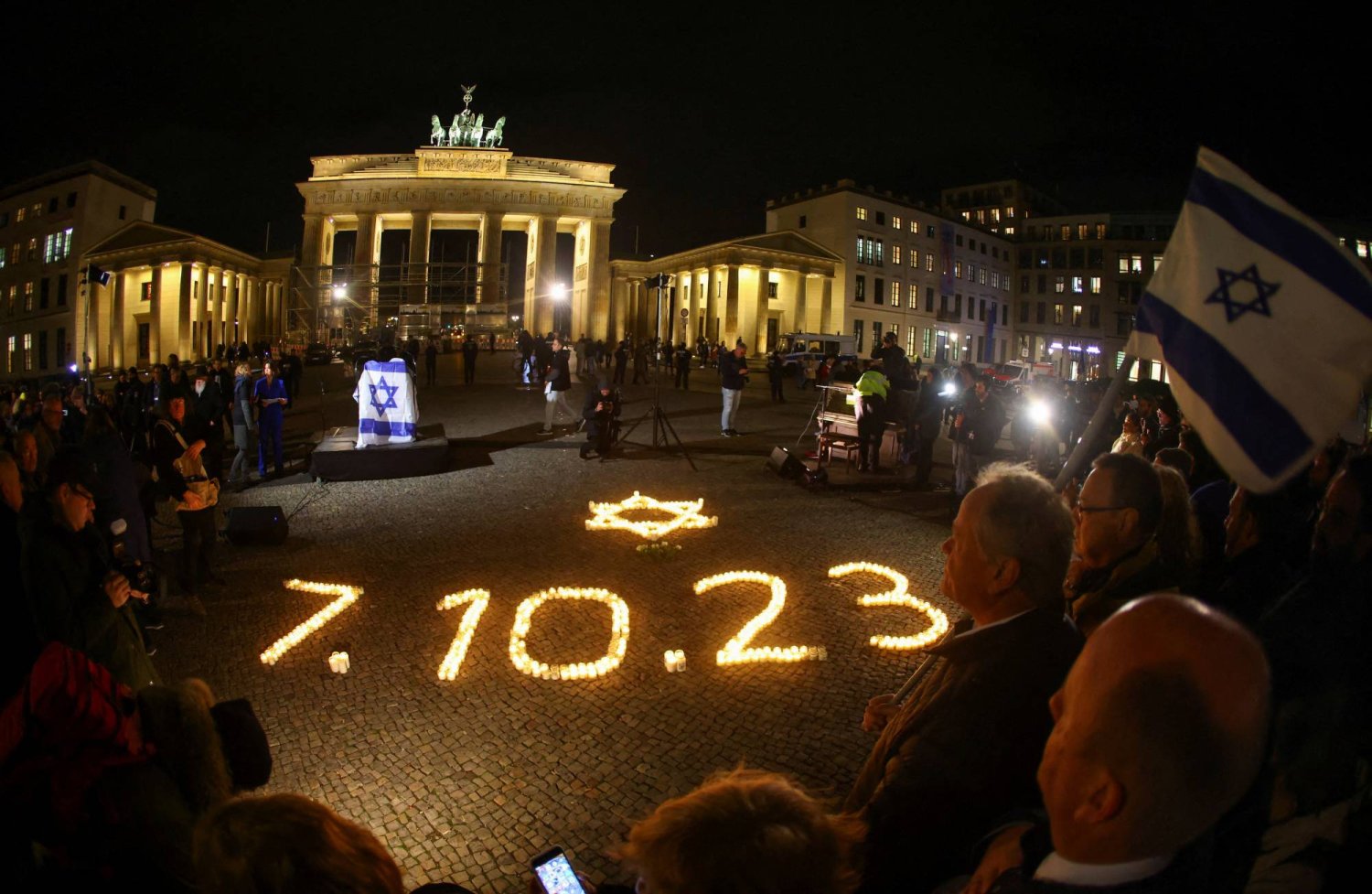 يهود خلال إحيائهم ذكرى ضحايا هجوم 7 أكتوبر... الصورة أمام بوابة براندنبورغ، في برلين، ألمانيا، 7 نوفمبر 2023 (رويترز)