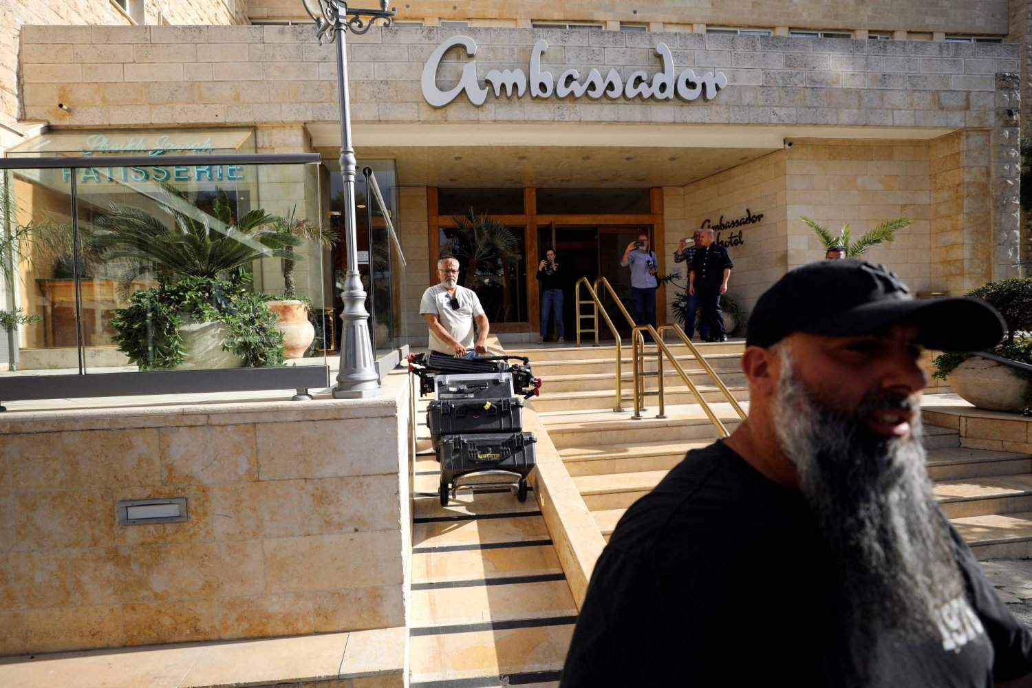 إخلاء مكاتب قناة «الجزيرة» من فندق إمباسادور في القدس (رويترز)